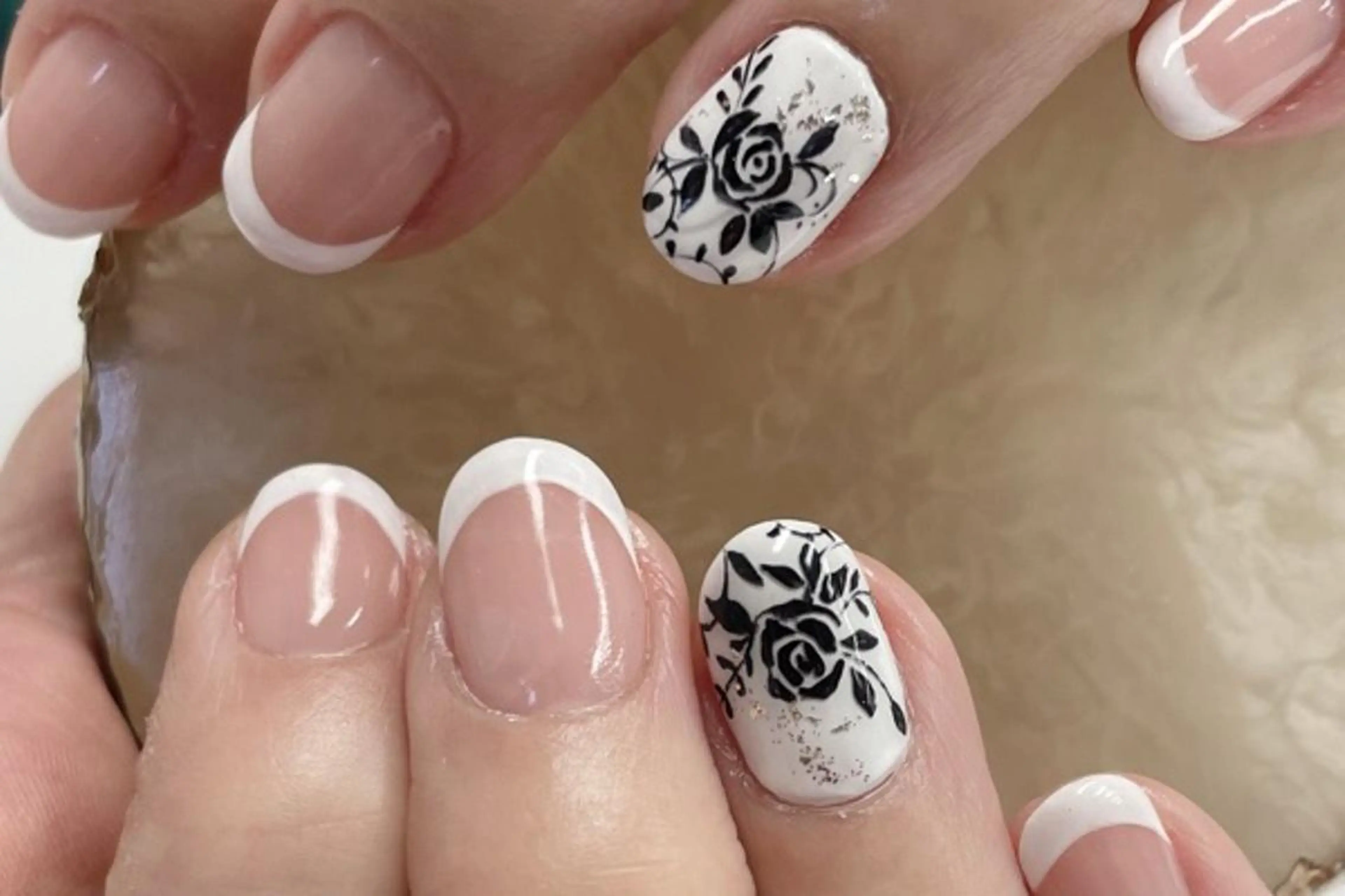 ネイル フレンチネイル ジェルネイル ママリンド　志村坂上店所属・しみ えんのネイルデザイン