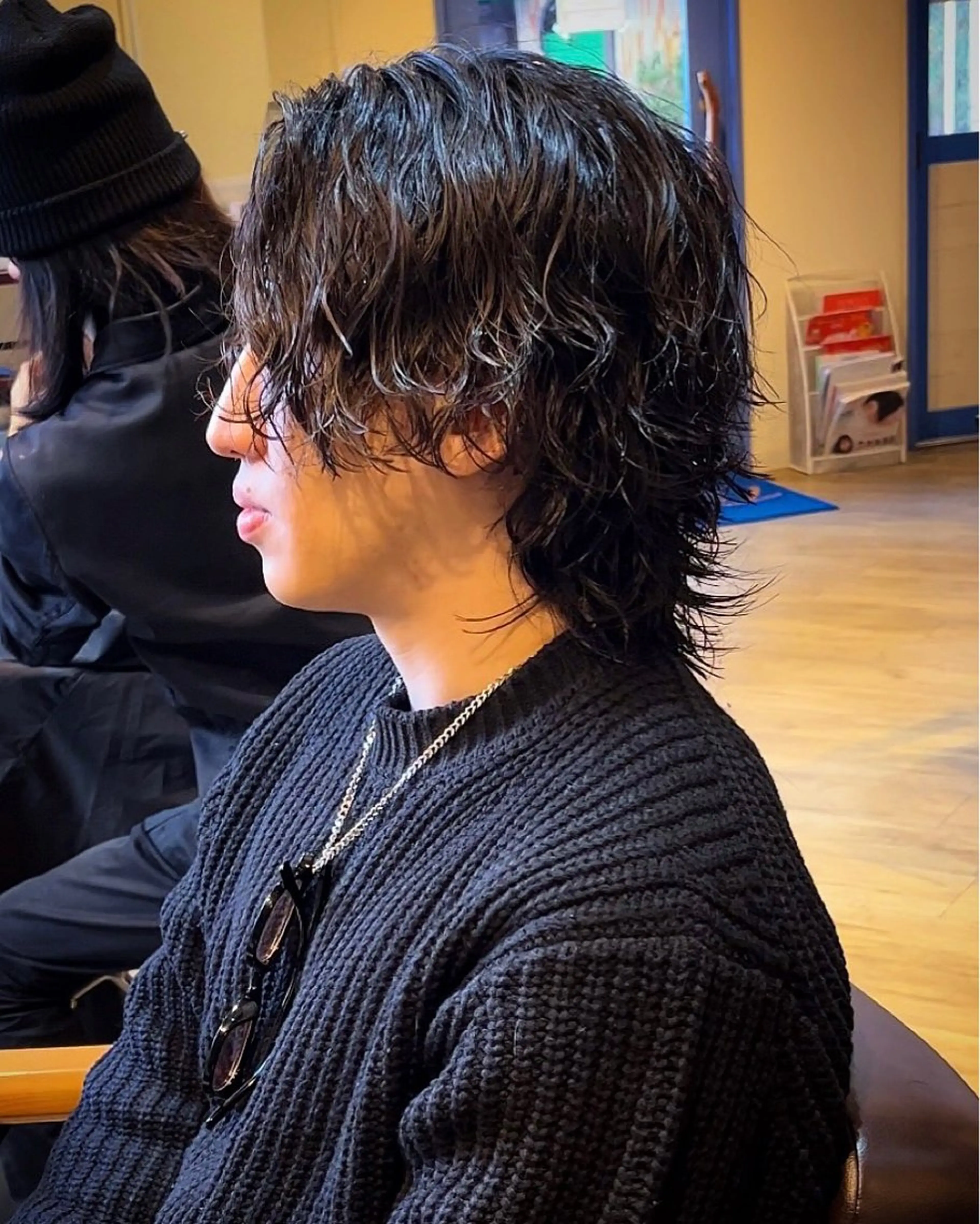 ミディアム パーマ メンズ ミディアムパーマ センターパート メンズパーマ 波巻きパーマ メンズウルフカット masahiro 波巻きシャドウパーマのヘアスタイル