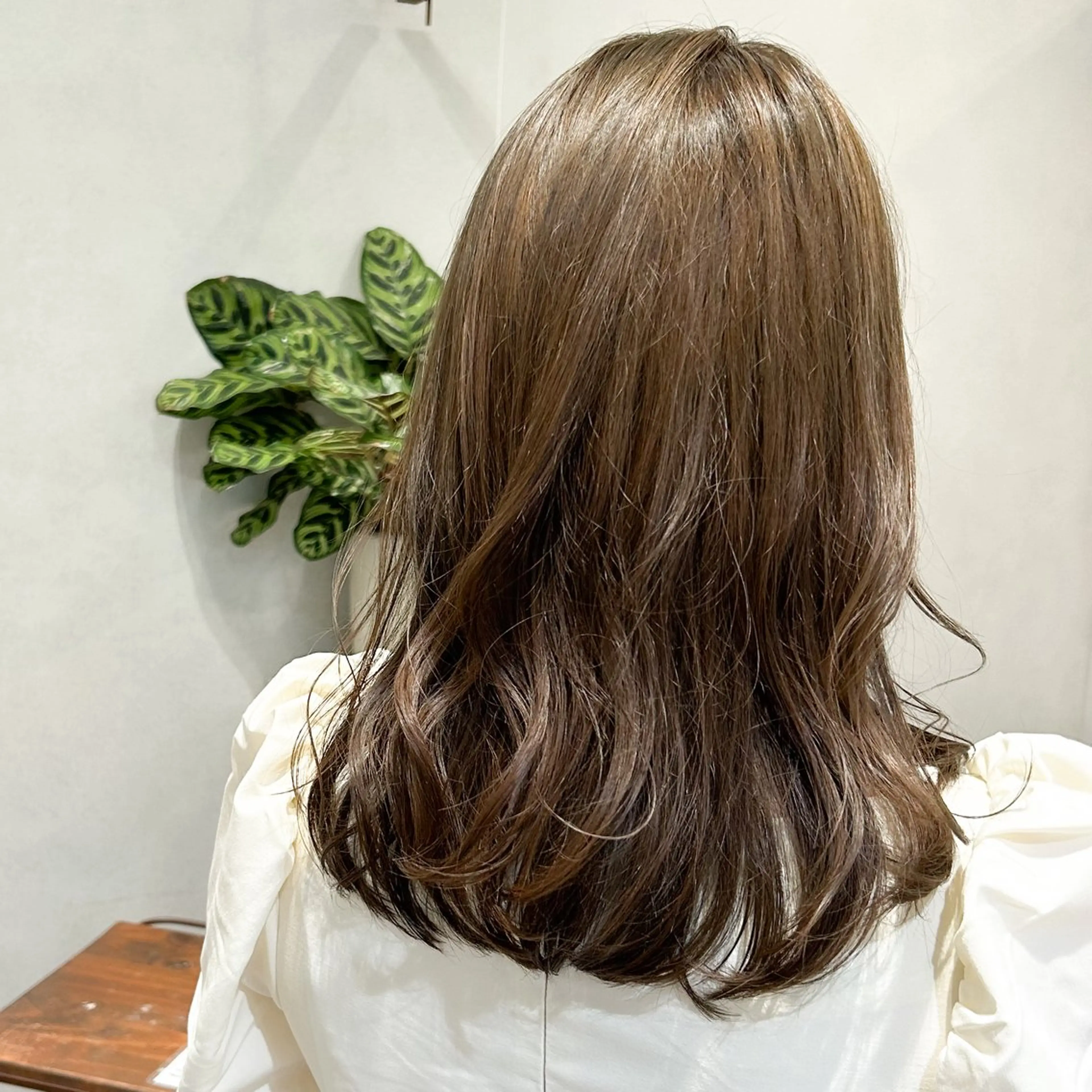 セミロング カラー ベージュカラー ブリーチ 透明感カラー ブリーチなしカラー オリーブベージュ 艶透明感カラー/ ルーズパーマ/田中のヘアスタイル