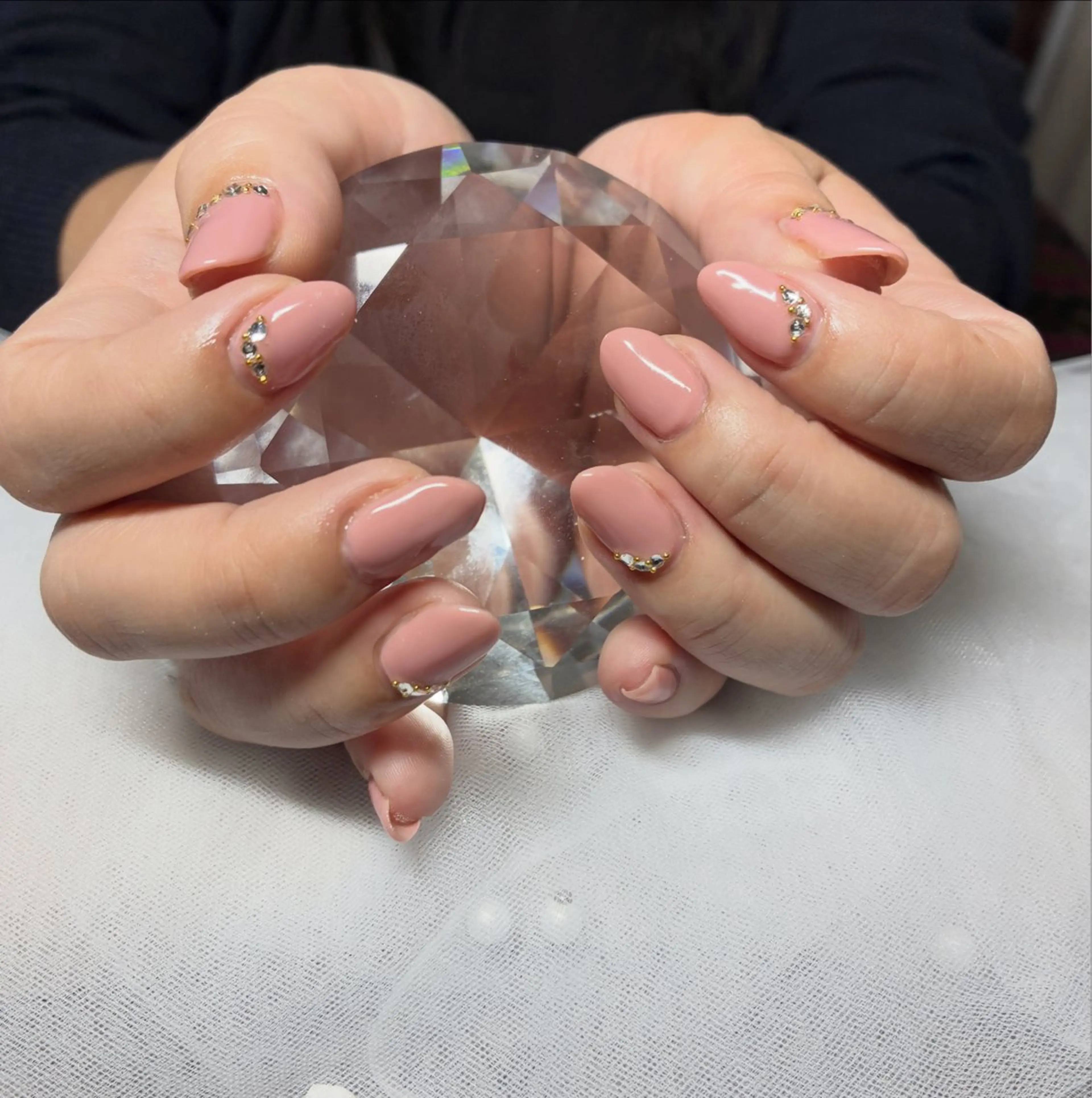 ネイル ワンカラーネイル ストーンネイル ハンドネイル アーユルヴェーダサロン ディヤーナ所属・miku jr nailstのネイルデザイン