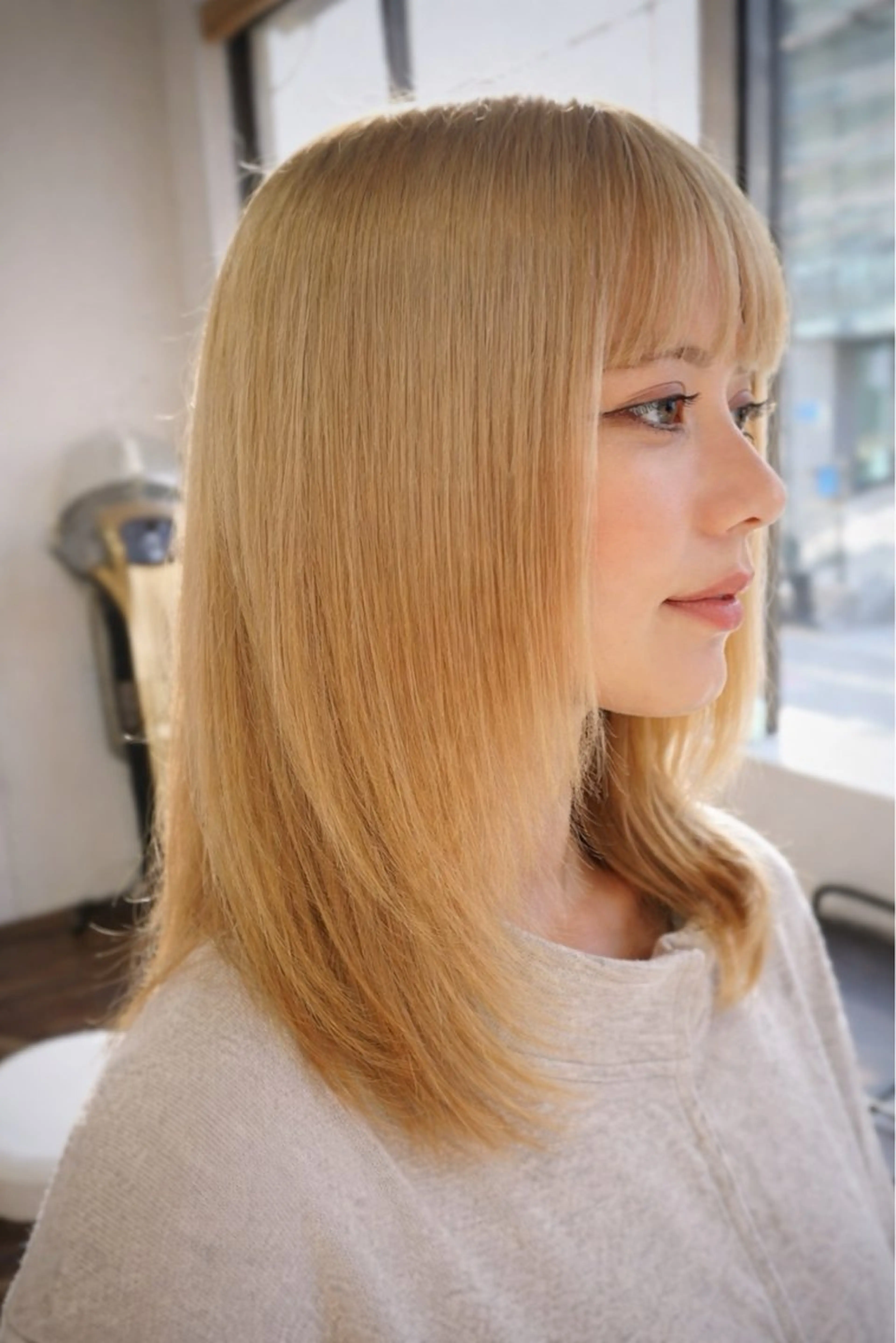 セミロング カラー ブリーチ 抜きっぱなしブロンド ブロンド 透明感カラー レイヤーカット カット ヘアカラー terra✂️ 佐伯 尚哉のヘアスタイル