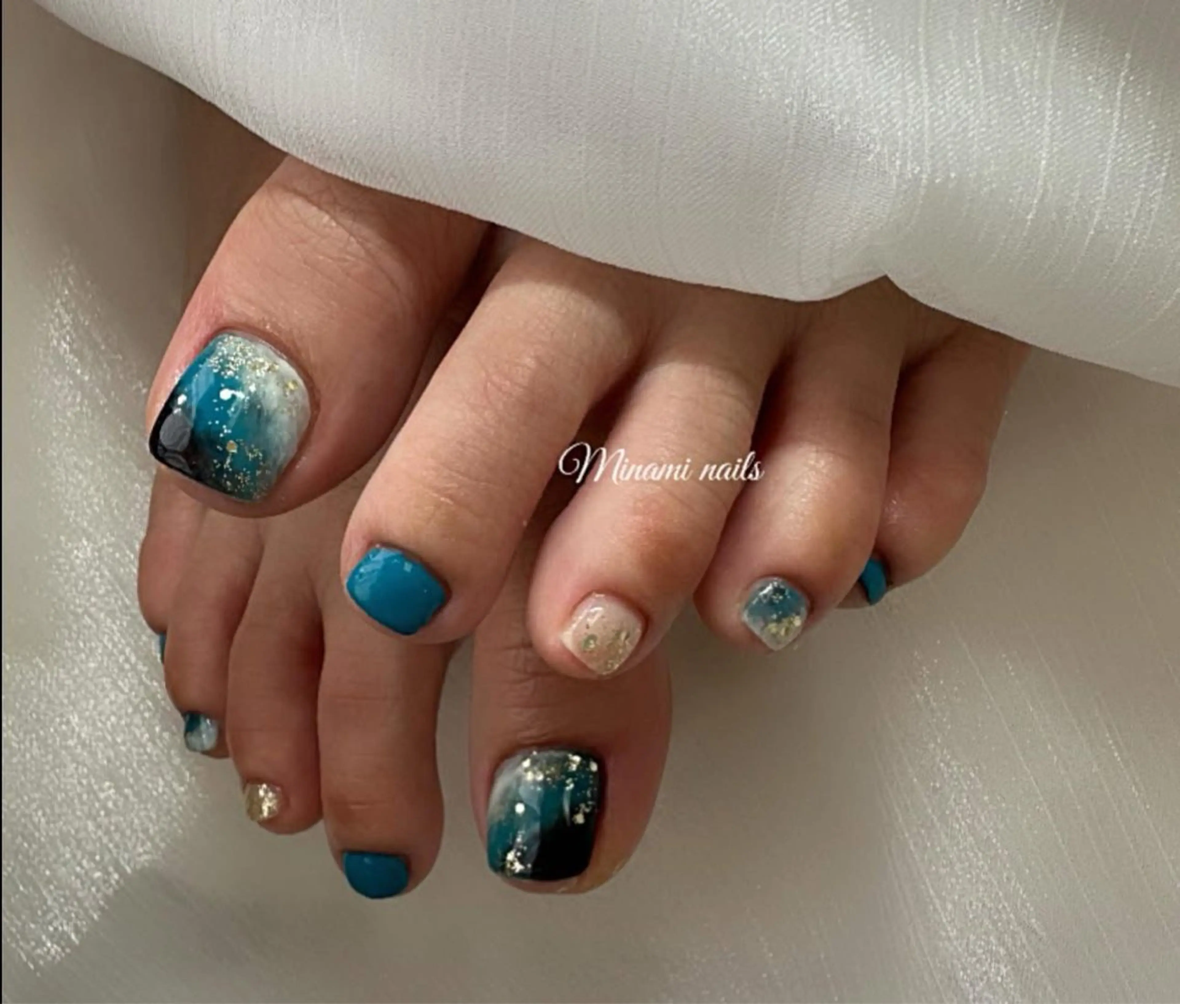 ネイル ブルー フットネイル ゴールド グラデーション ラメ(グリッター) Minami Nailsのネイルデザイン
