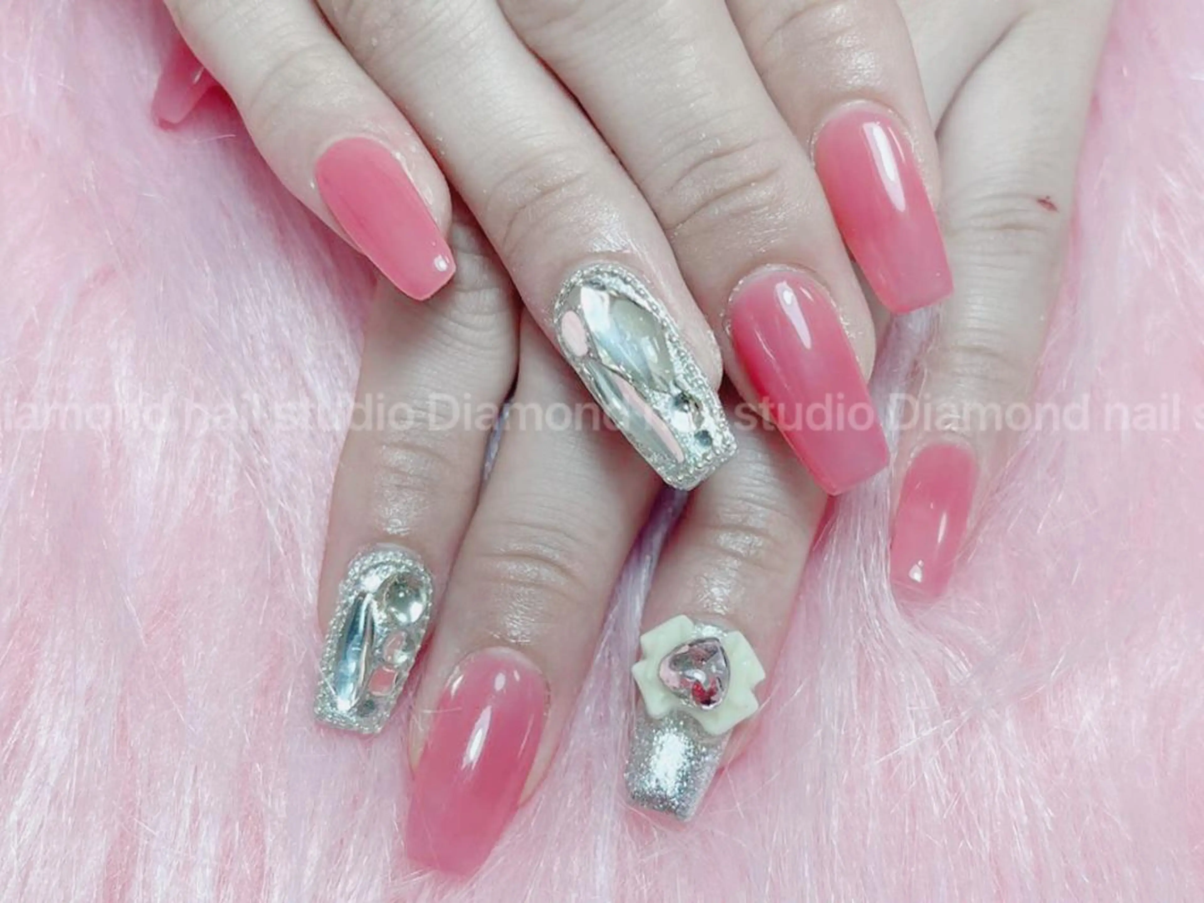 ネイル アートネイル オーロラネイル ガーリー キラキラネイル 韓国ネイル ハンドネイル ハンドケア Plenty 🚢のネイルデザイン