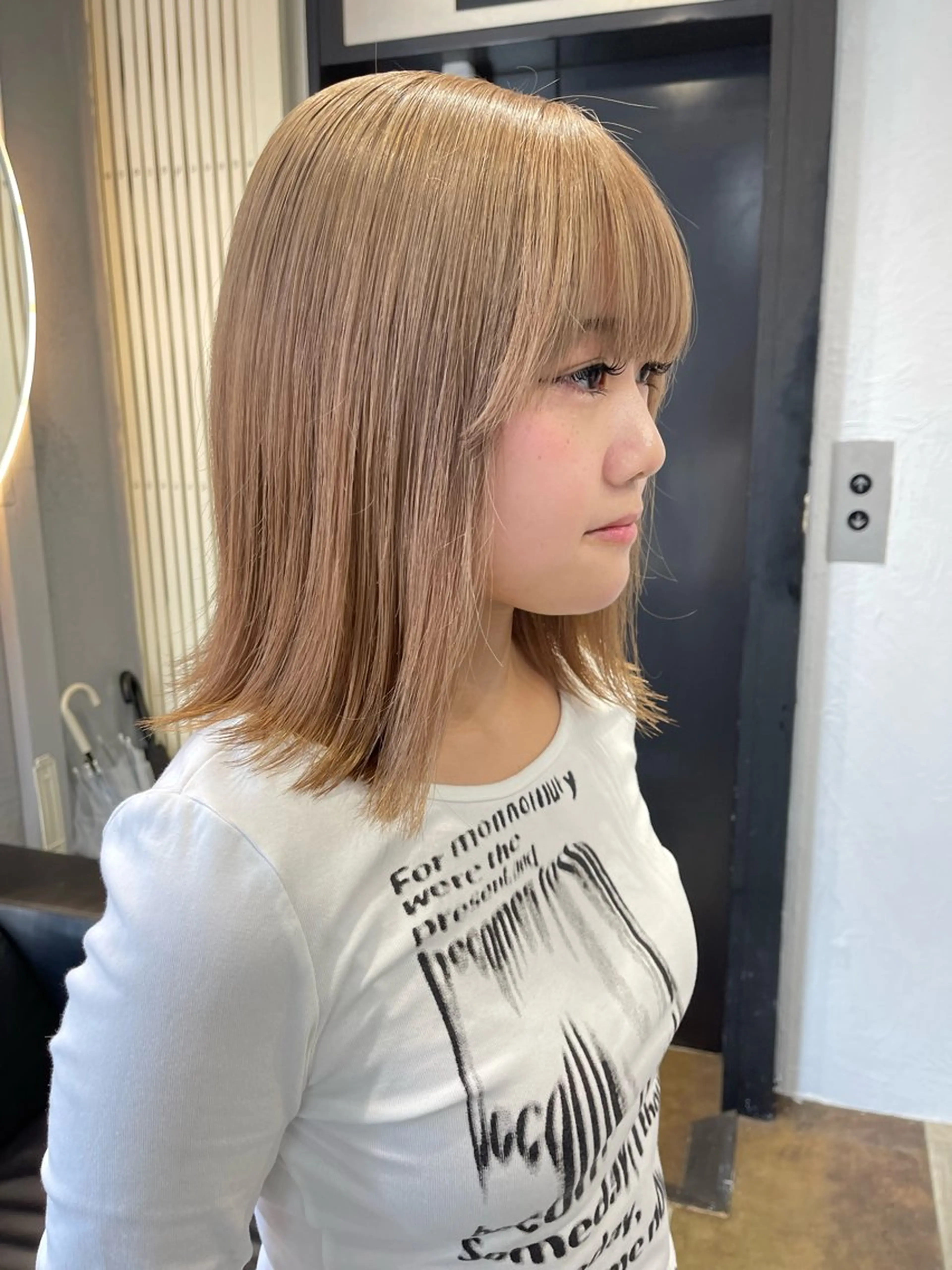 ミディアム カラー ベージュカラー ブリーチ ケアブリーチ デザインカラー ダブルカラー TATSUブリーチ/ ミルクティーベージュのヘアスタイル