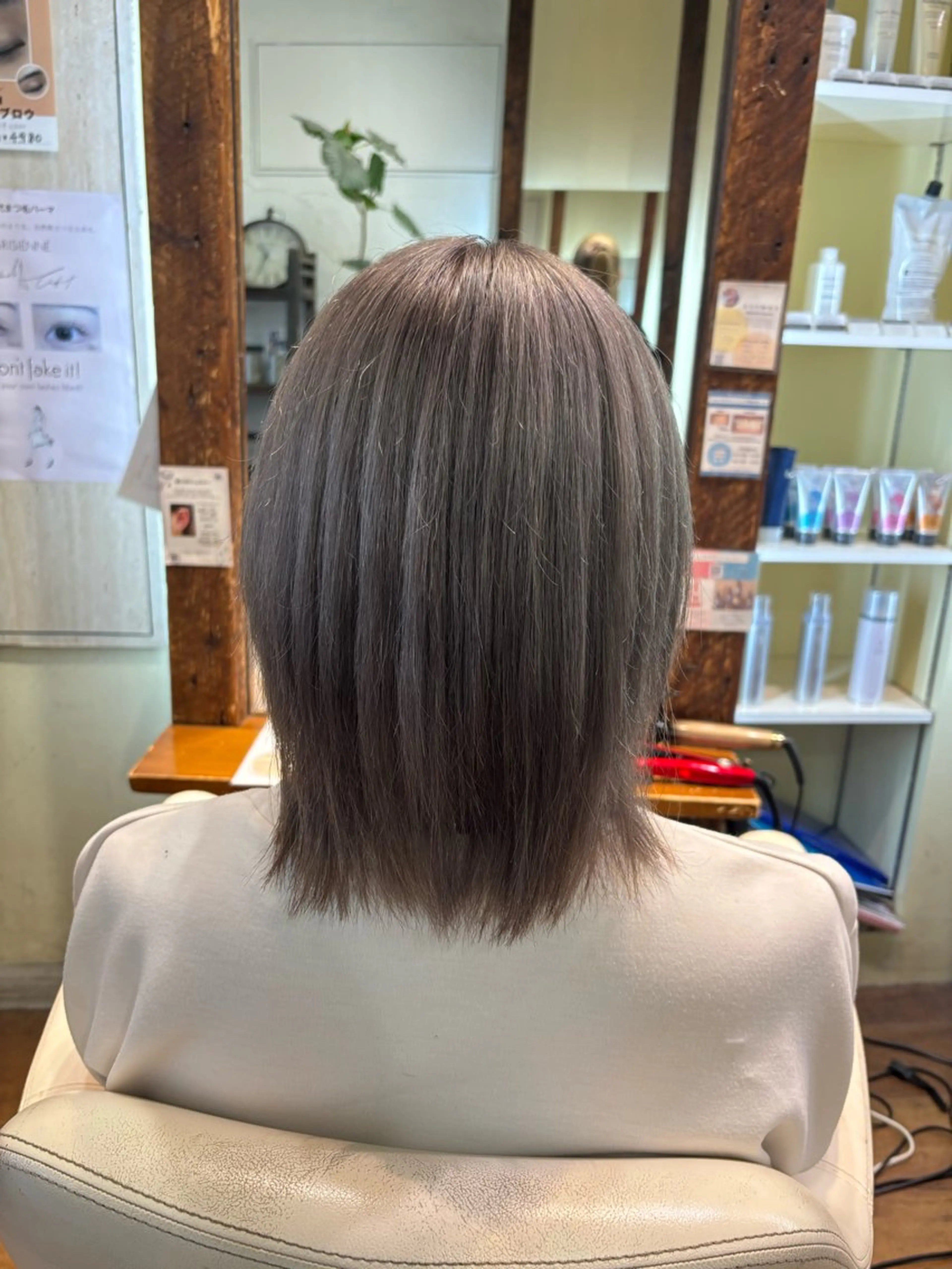 ミディアム カラー ブリーチ シルバー 倉澤 愛理のヘアスタイル