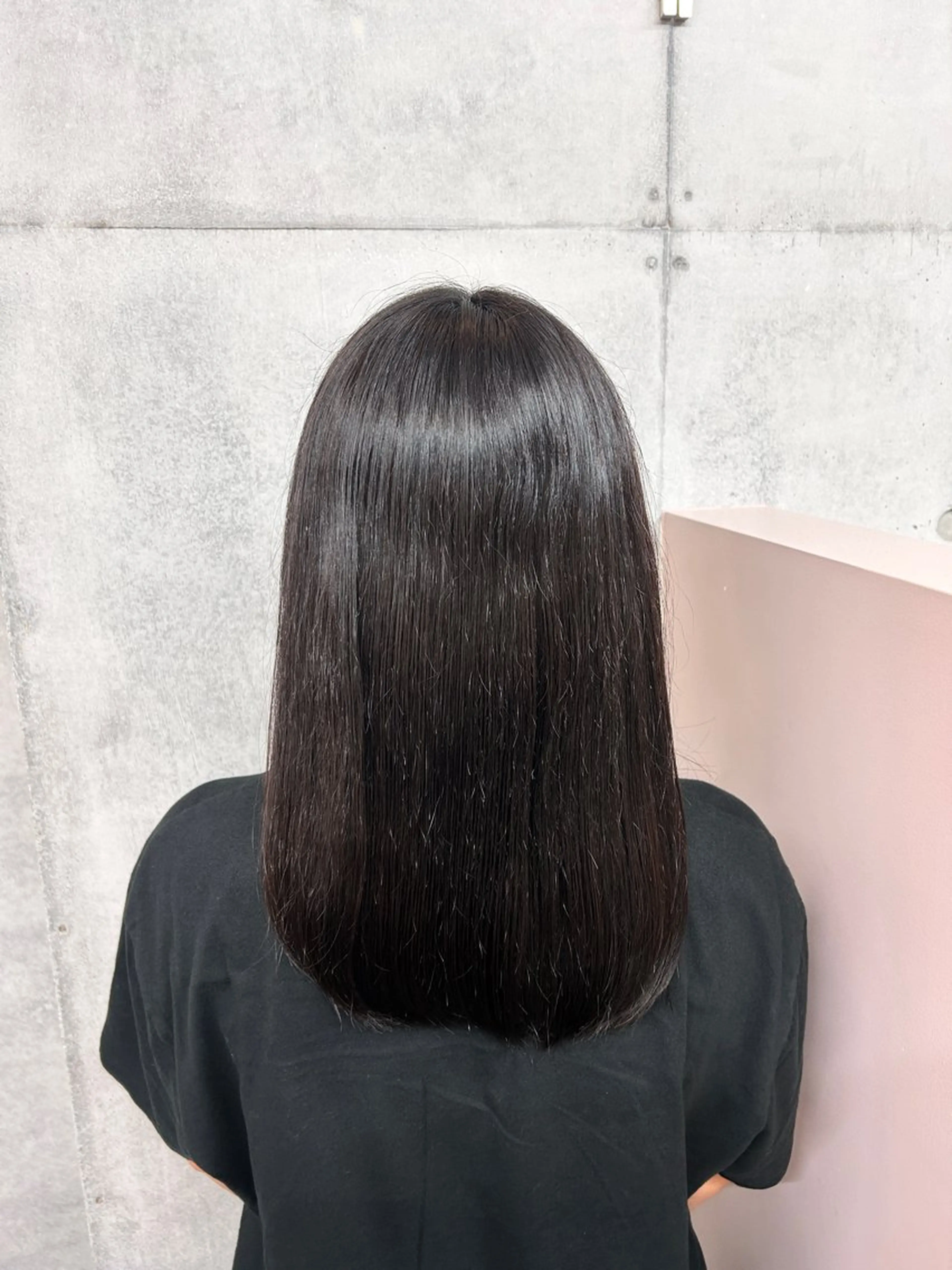 カラー ヒナ/レイヤーカット 艶感ワンカラーのヘアスタイル