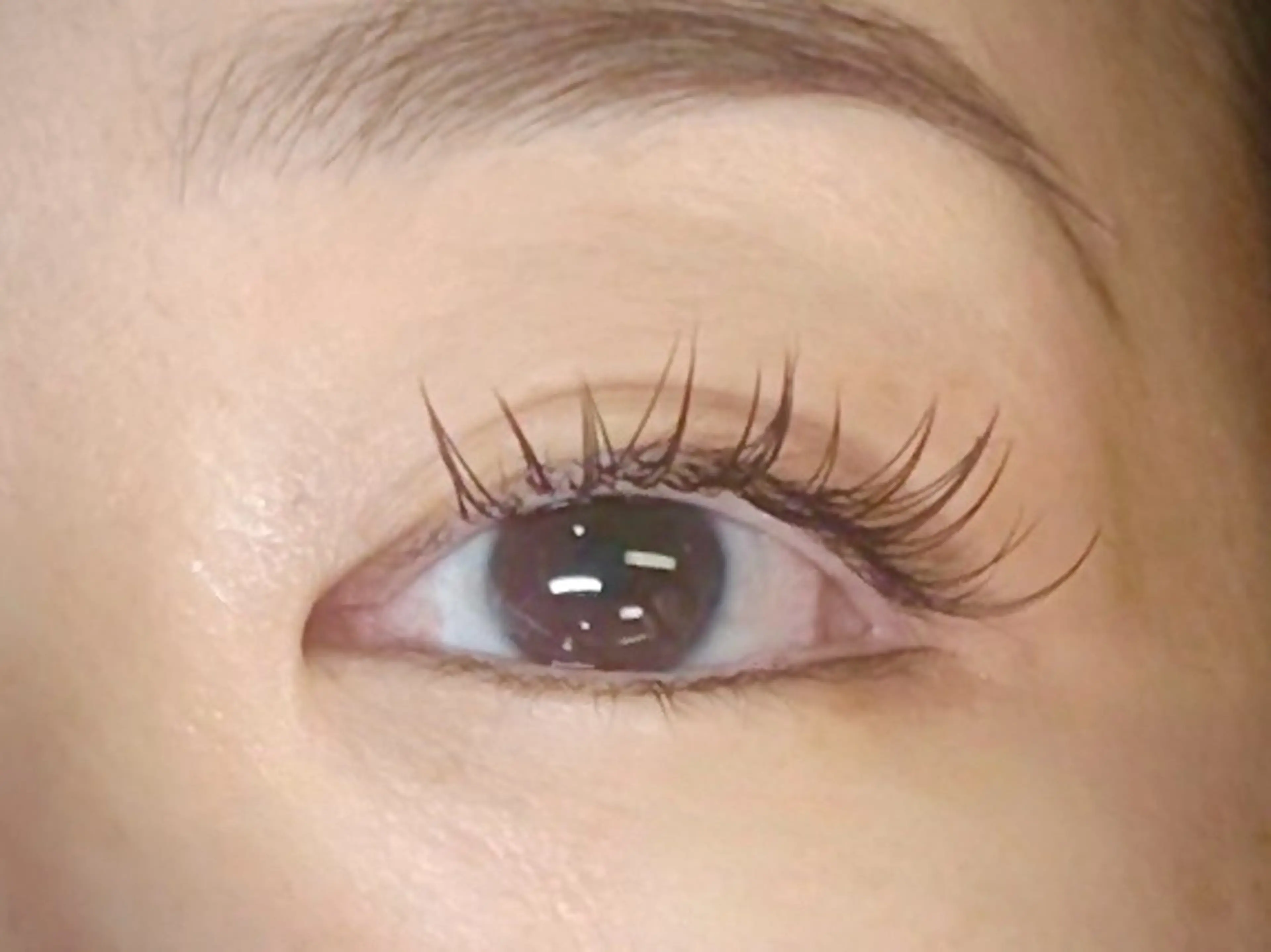 マツエク・マツパ カラーマツエク フラットラッシュ ナチュラル マツエク サン美容室所属・サン美容室 ♡の眉毛・アイブロウイメージ