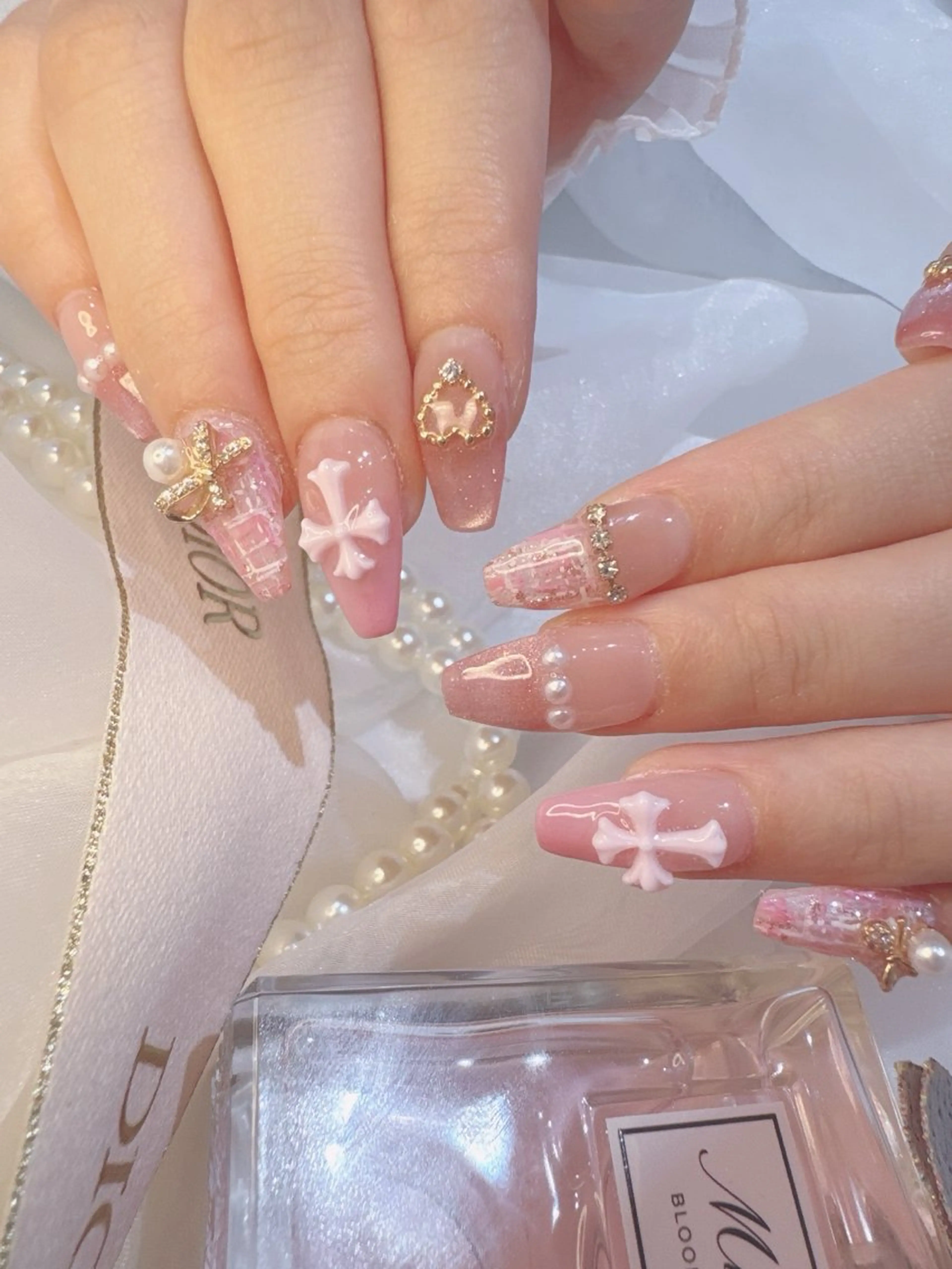 ネイル ラメ(グリッター) ロングネイル マグネットネイル ピンク リボン ハンドネイル Anela🪞アネラ 久屋大通🫧EMIのネイルデザイン