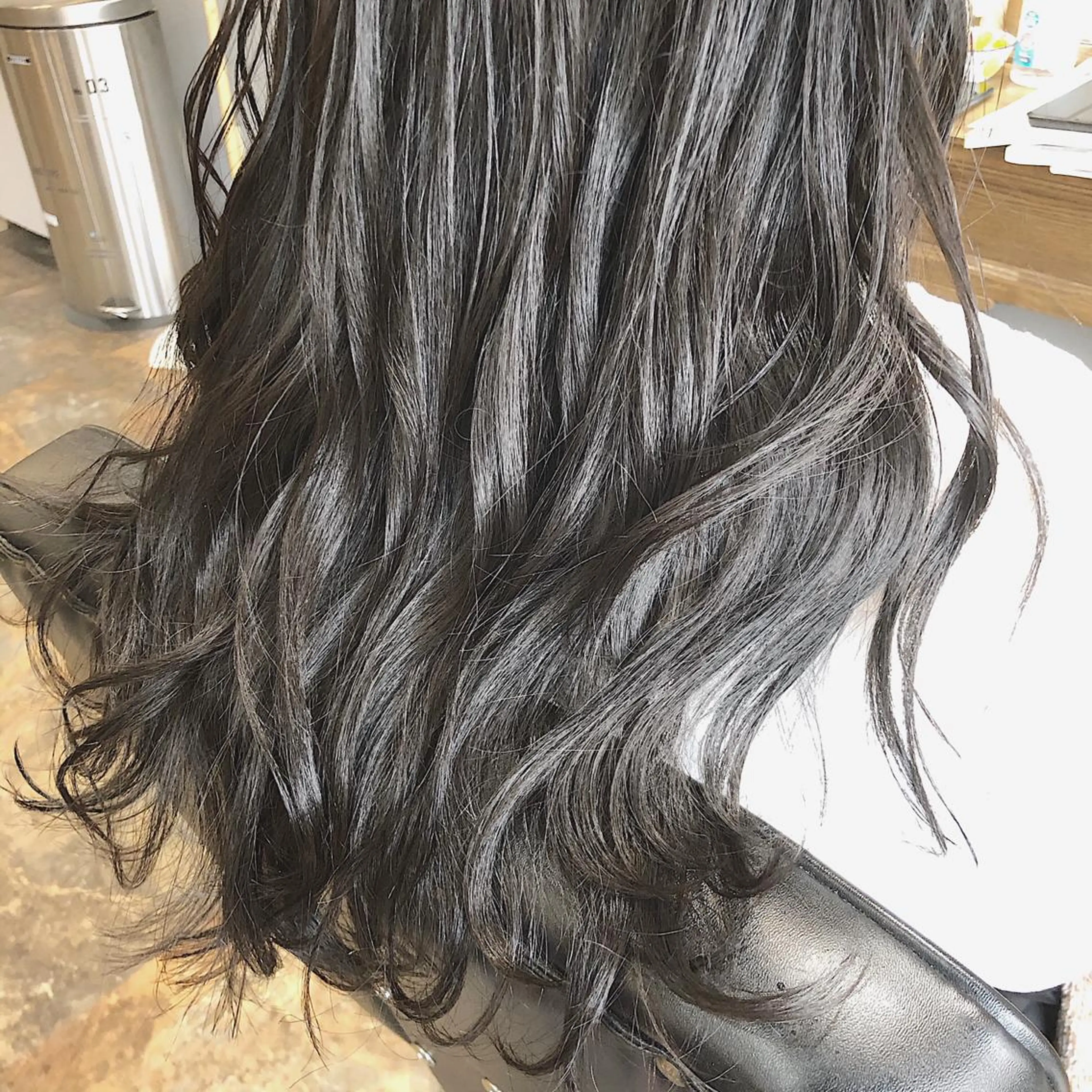 ロング カラー ブリーチ 透明感カラー ダークグレー ブリーチなしカラー 山口 浩之のヘアスタイル