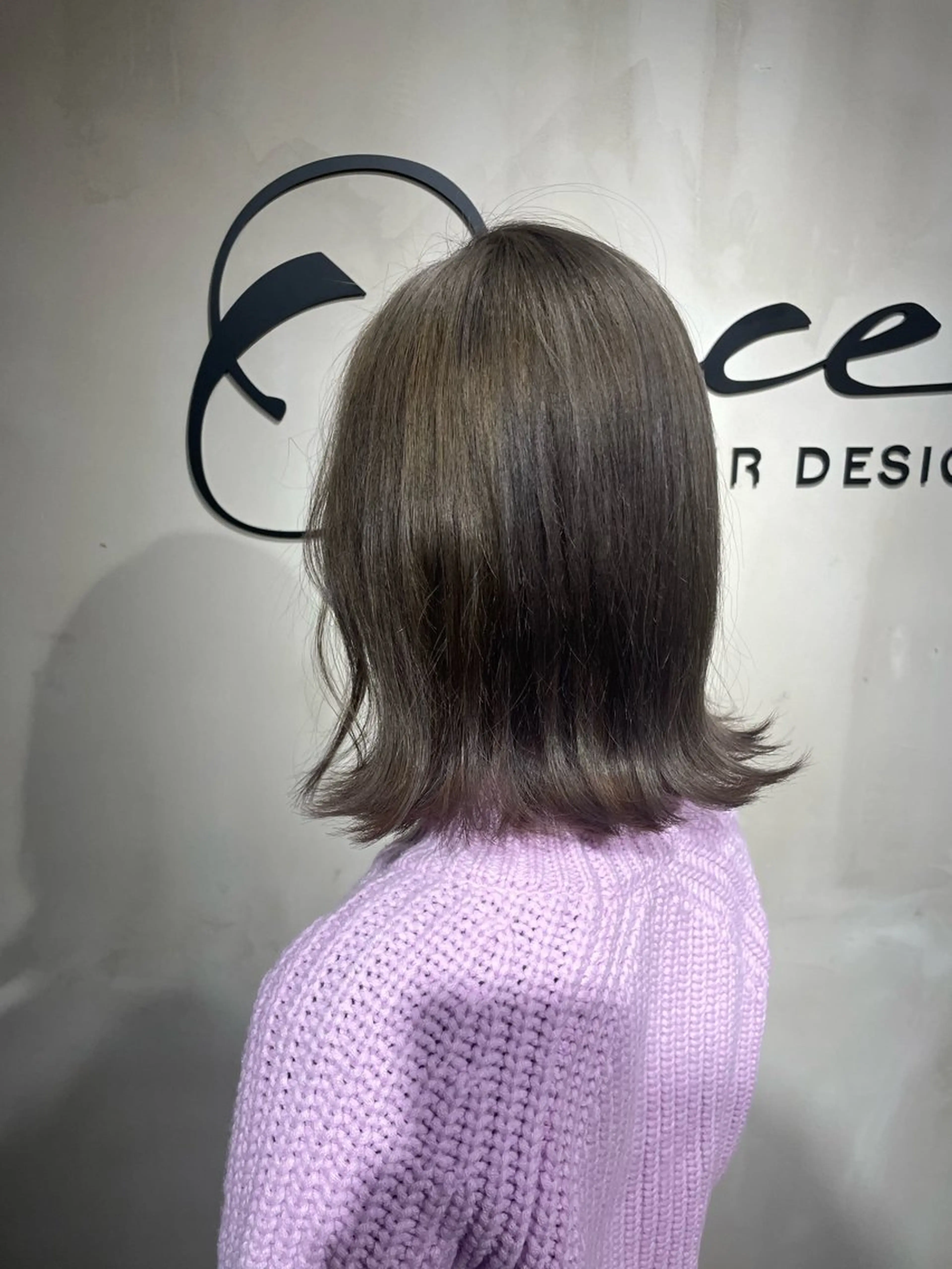 ミディアム カラー ベージュカラー ブリーチ グレージュ 艶感/レイヤーカット 🌐Taketoのヘアスタイル