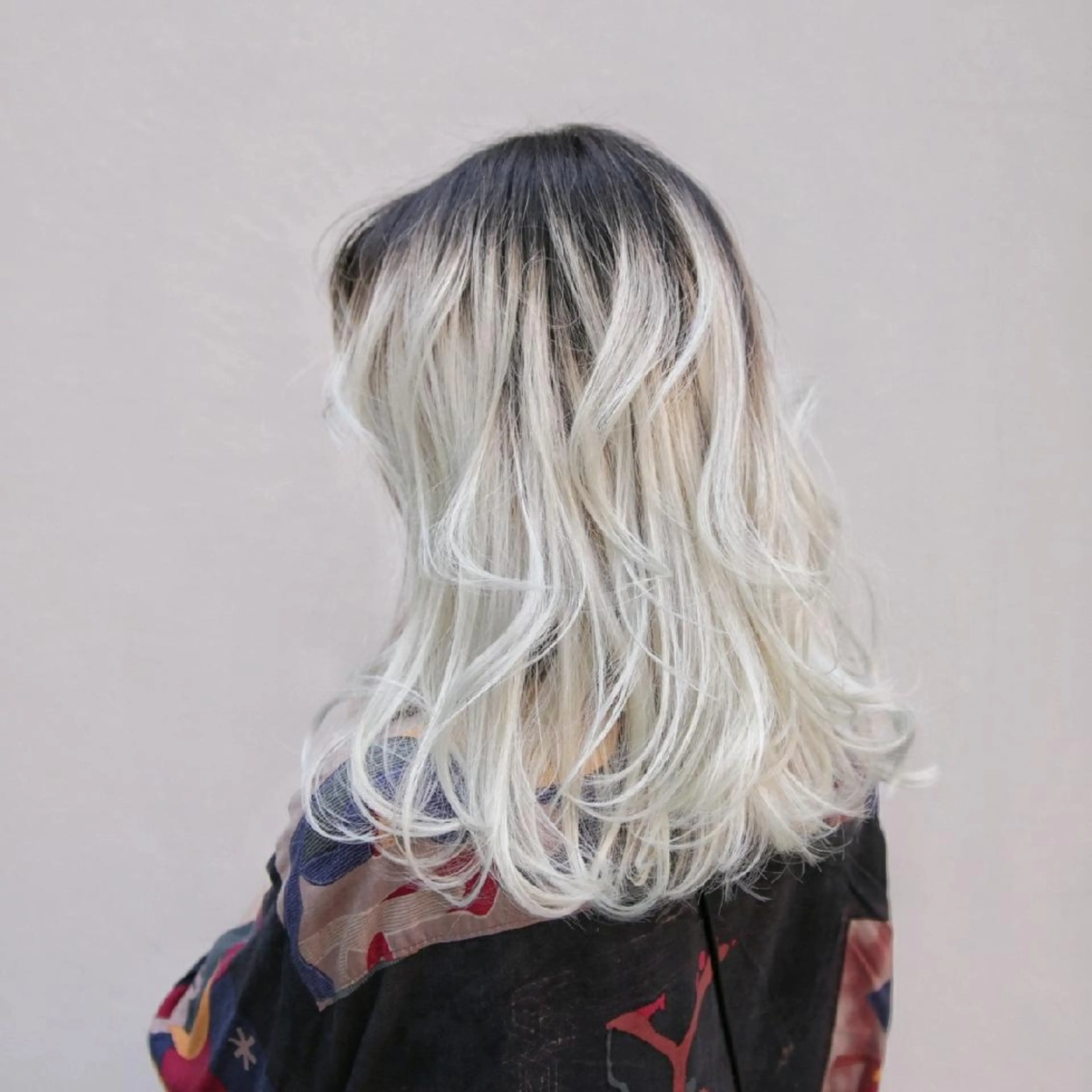 セミロング カラー ブリーチ イエローカラー 艶髪✨ハイトーン ✨ホワイト✨北宗一郎のヘアスタイル