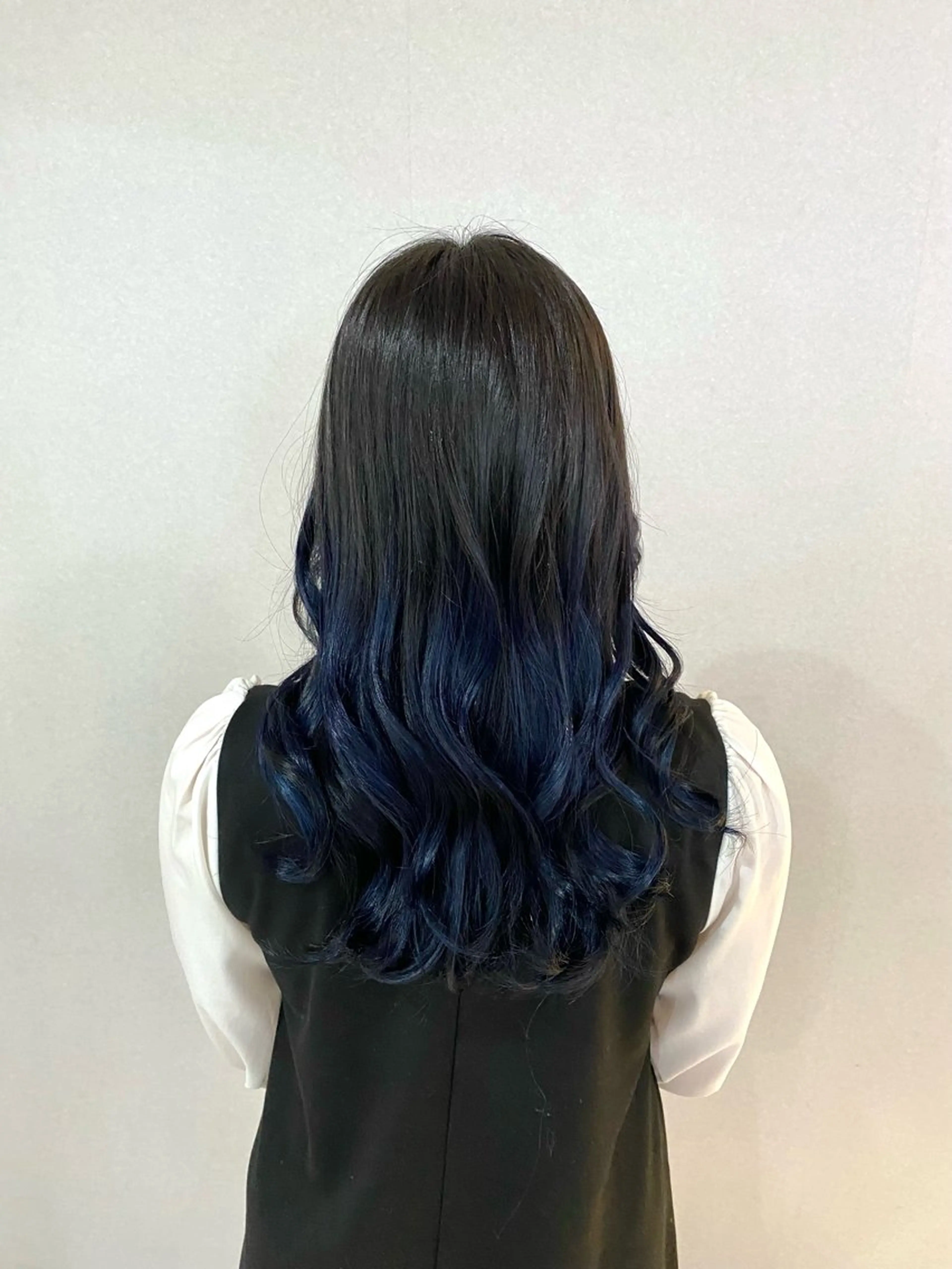 カラー 透明感カラー グラデーションカラー ネイビーカラー ハナダ メイのヘアスタイル