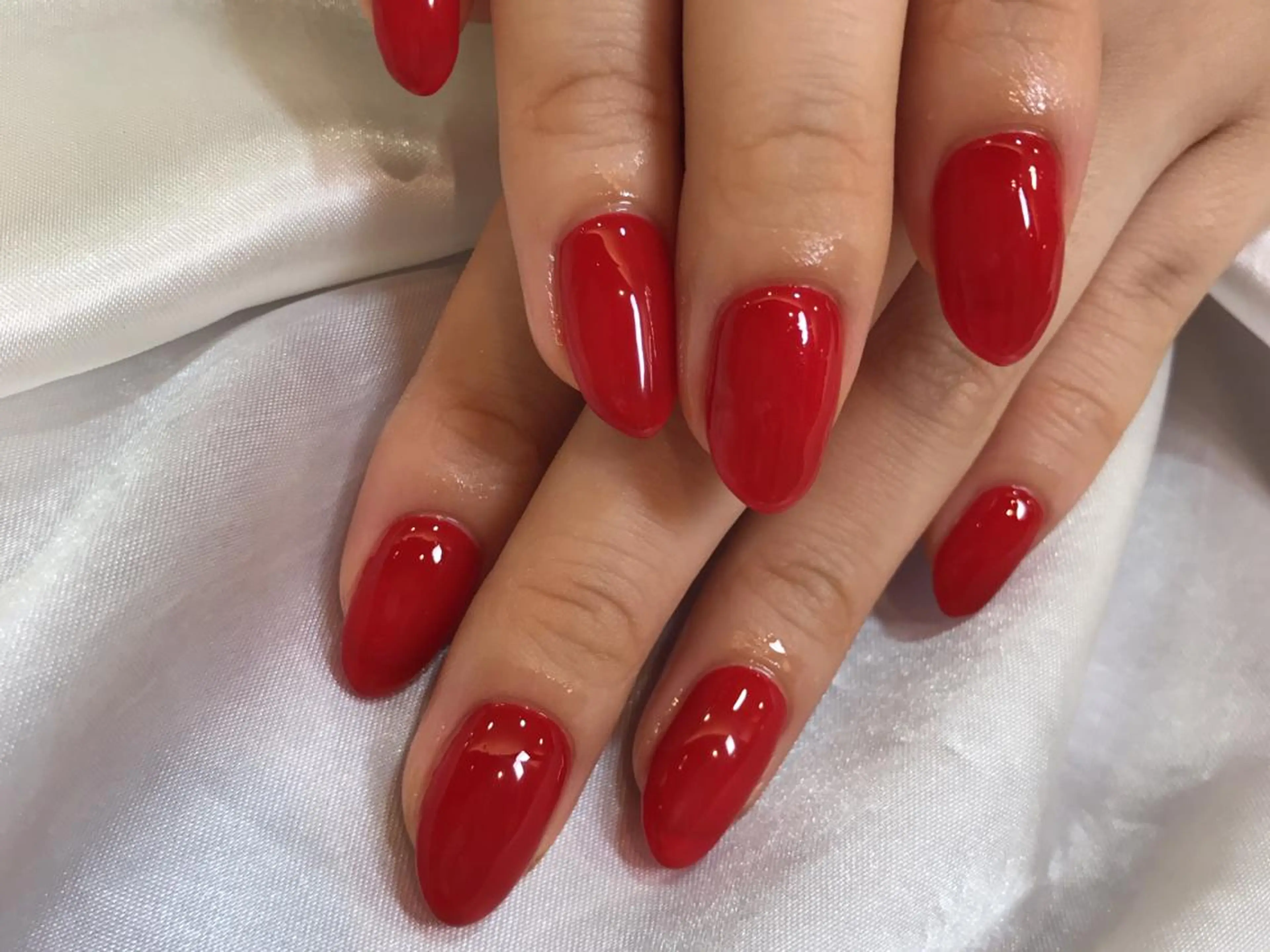 ネイル ワンカラーネイル 赤色 ハンドネイル 中川 愛理のネイルデザイン
