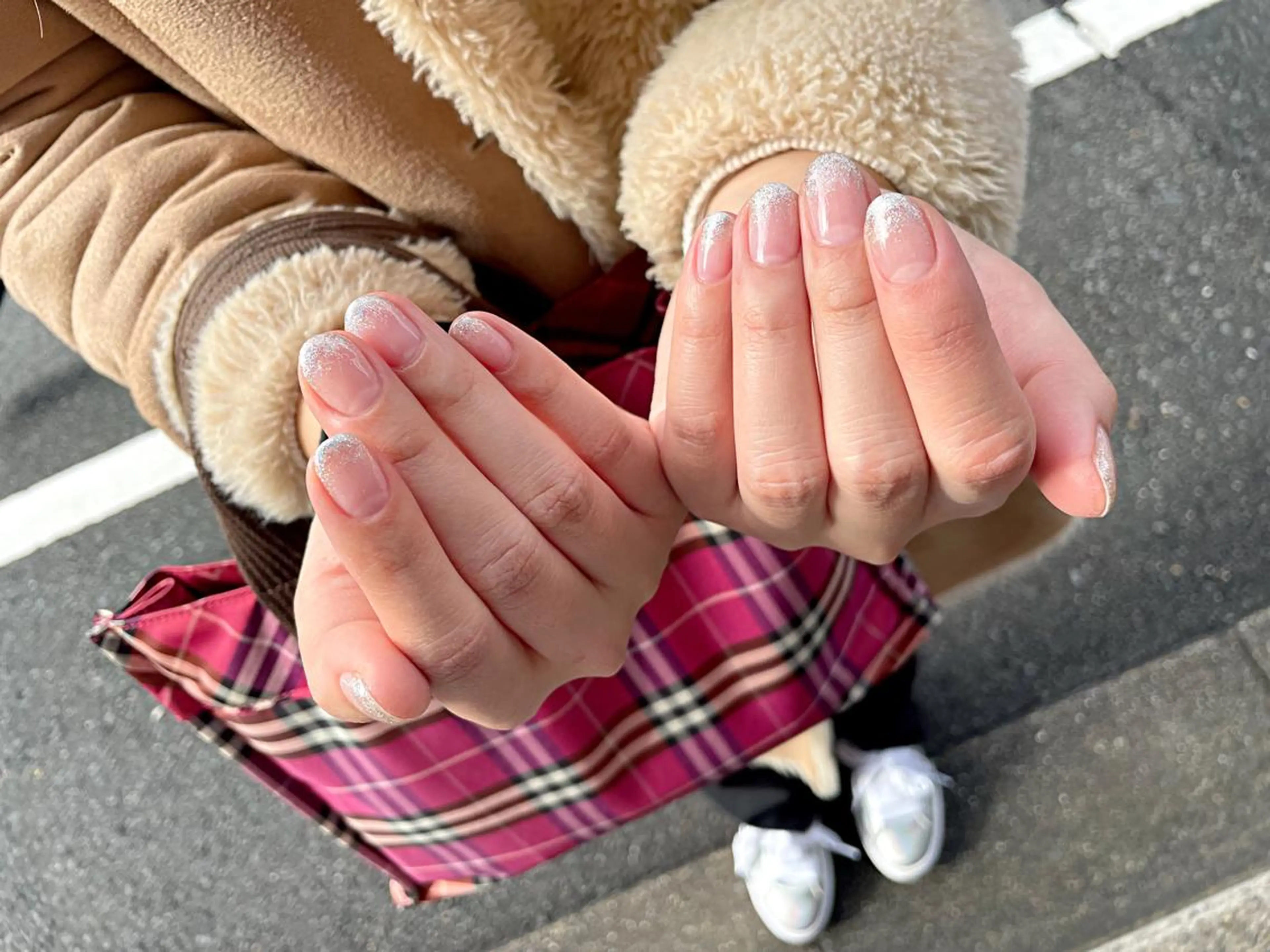 ネイル グラデーション ラメ(グリッター) ラメグラデーション シルバー ARCHE 心斎橋 常塚のヘアスタイル