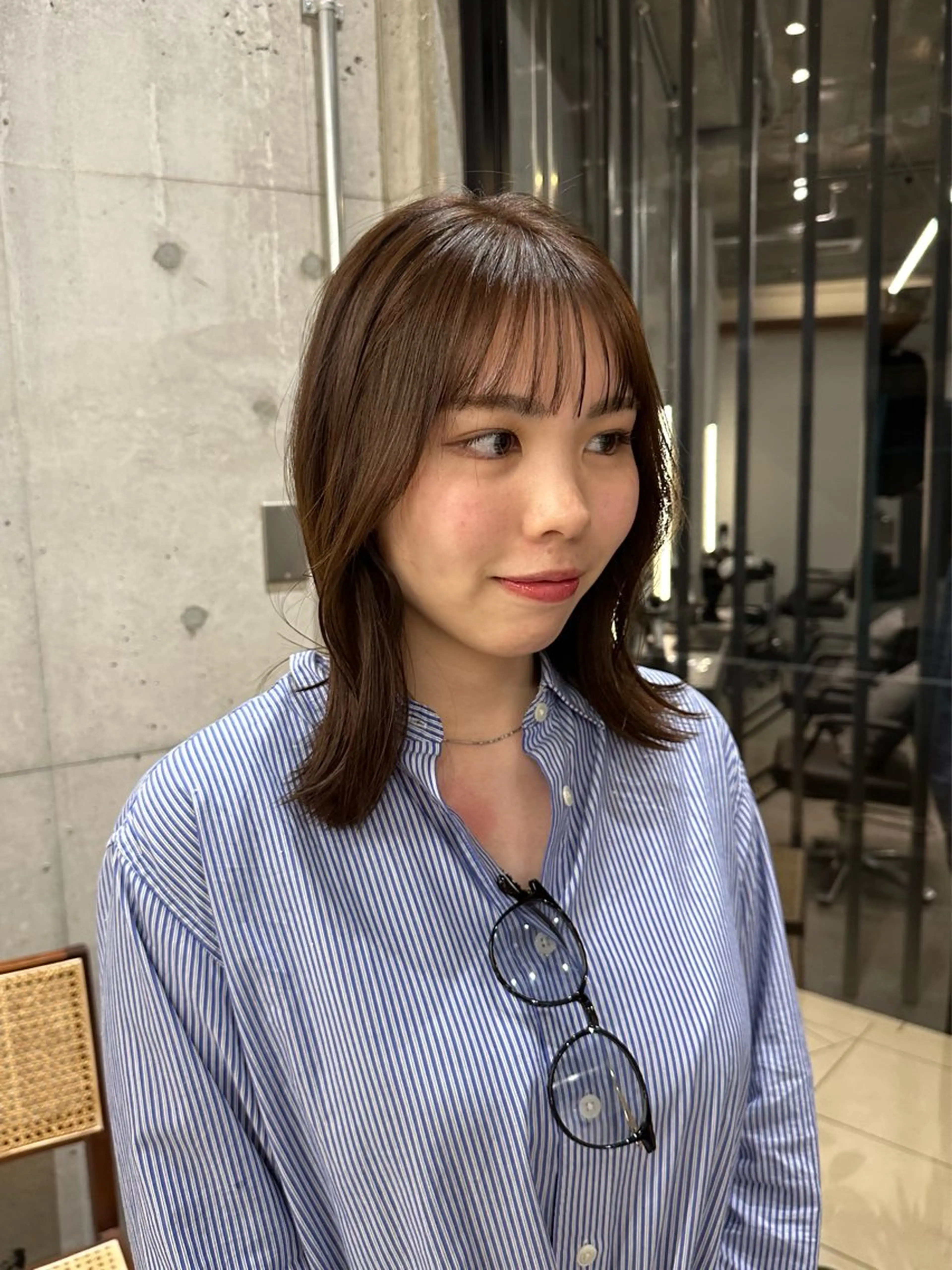 ミディアム カラー グレージュ 外ハネヘア タグチ アスカのヘアスタイル
