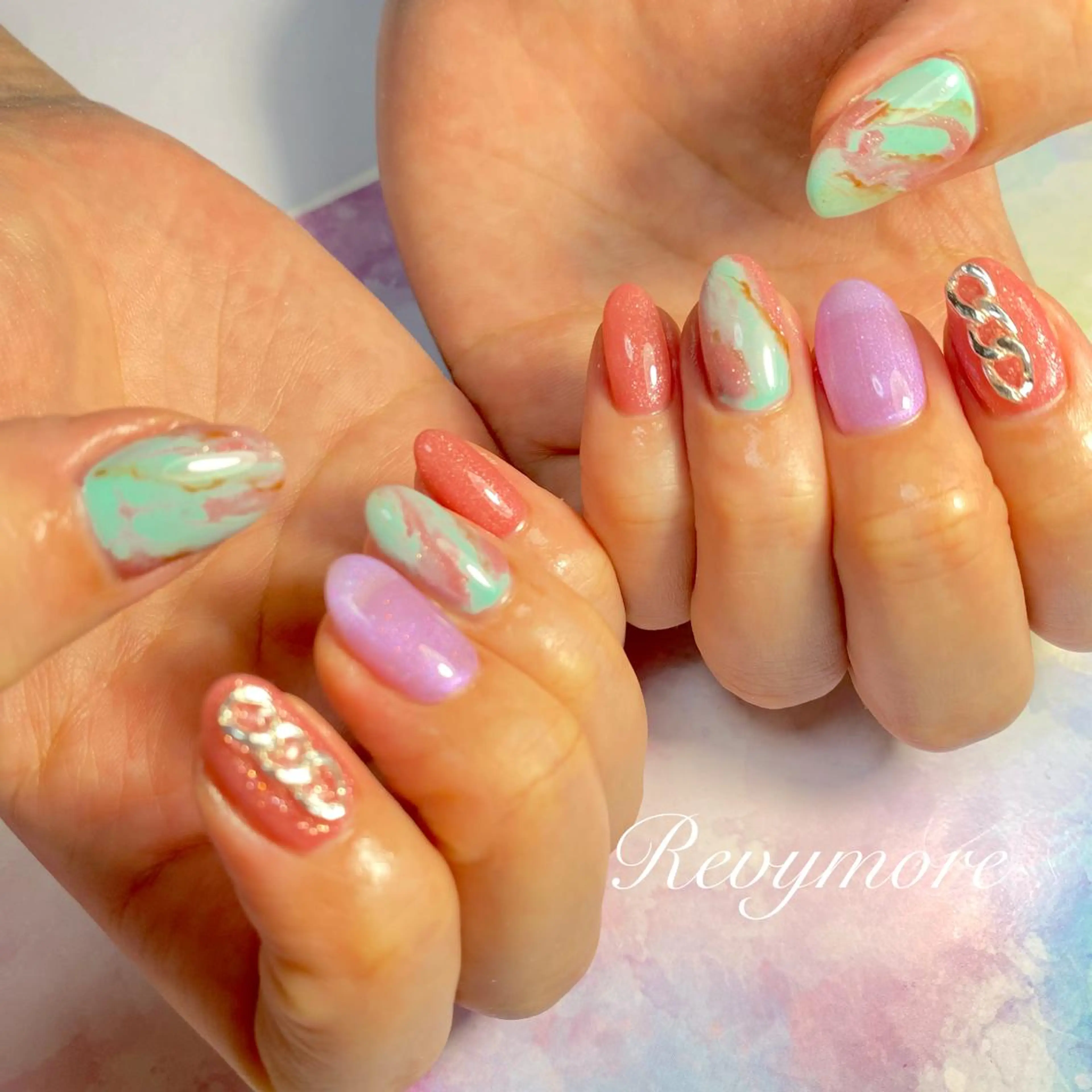 ミディアム ネイル 韓国風ヘア ジェルネイル キラキラネイル 韓国ネイル ニュアンスネイル nail salon Revymore所属・nail salon Revymoreのネイルデザイン