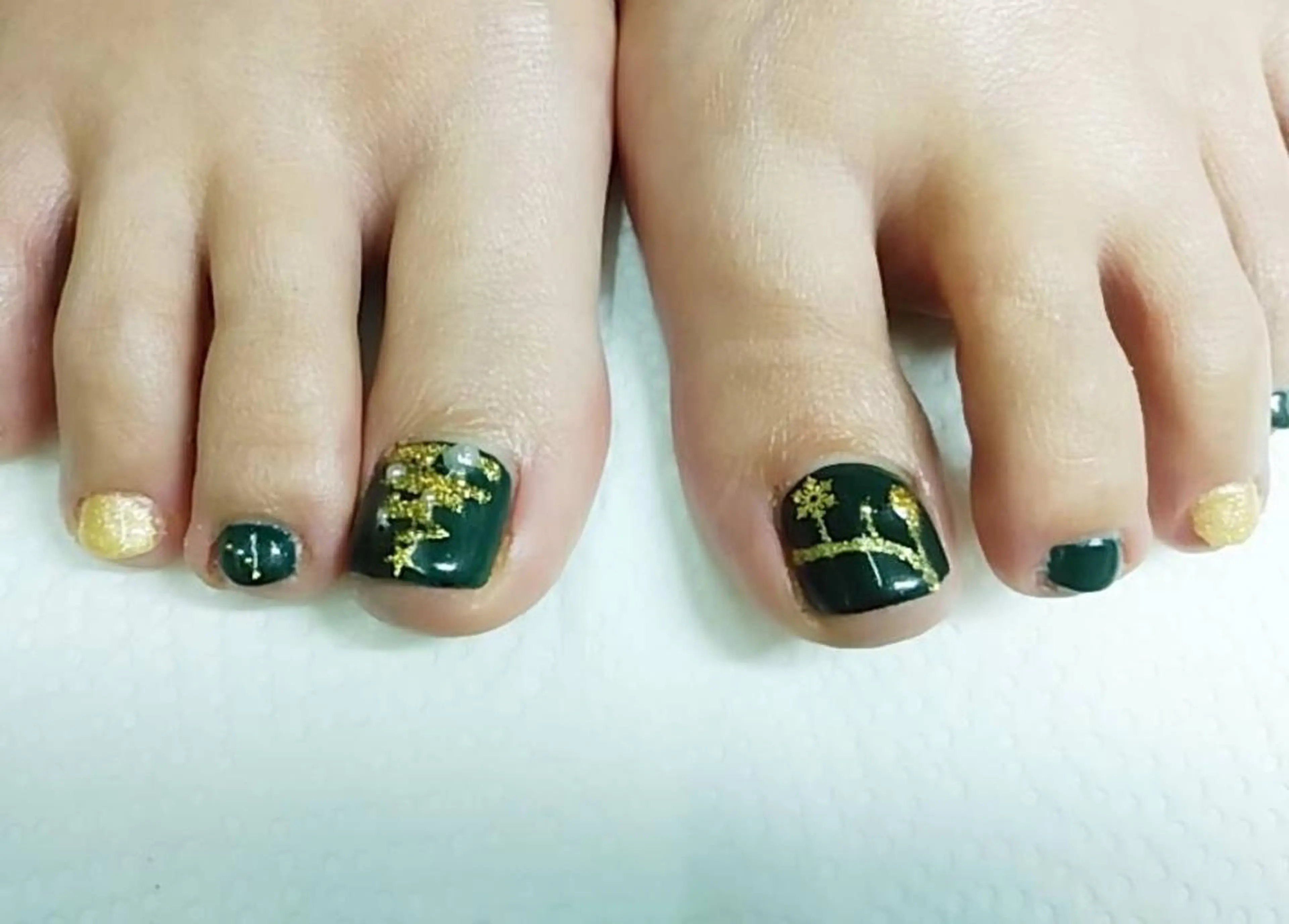 ネイル フットネイル 冬ネイル クリスマス プライベートサロン RosyLily所属・プライベートサロン Rosy Lilyのネイルデザイン