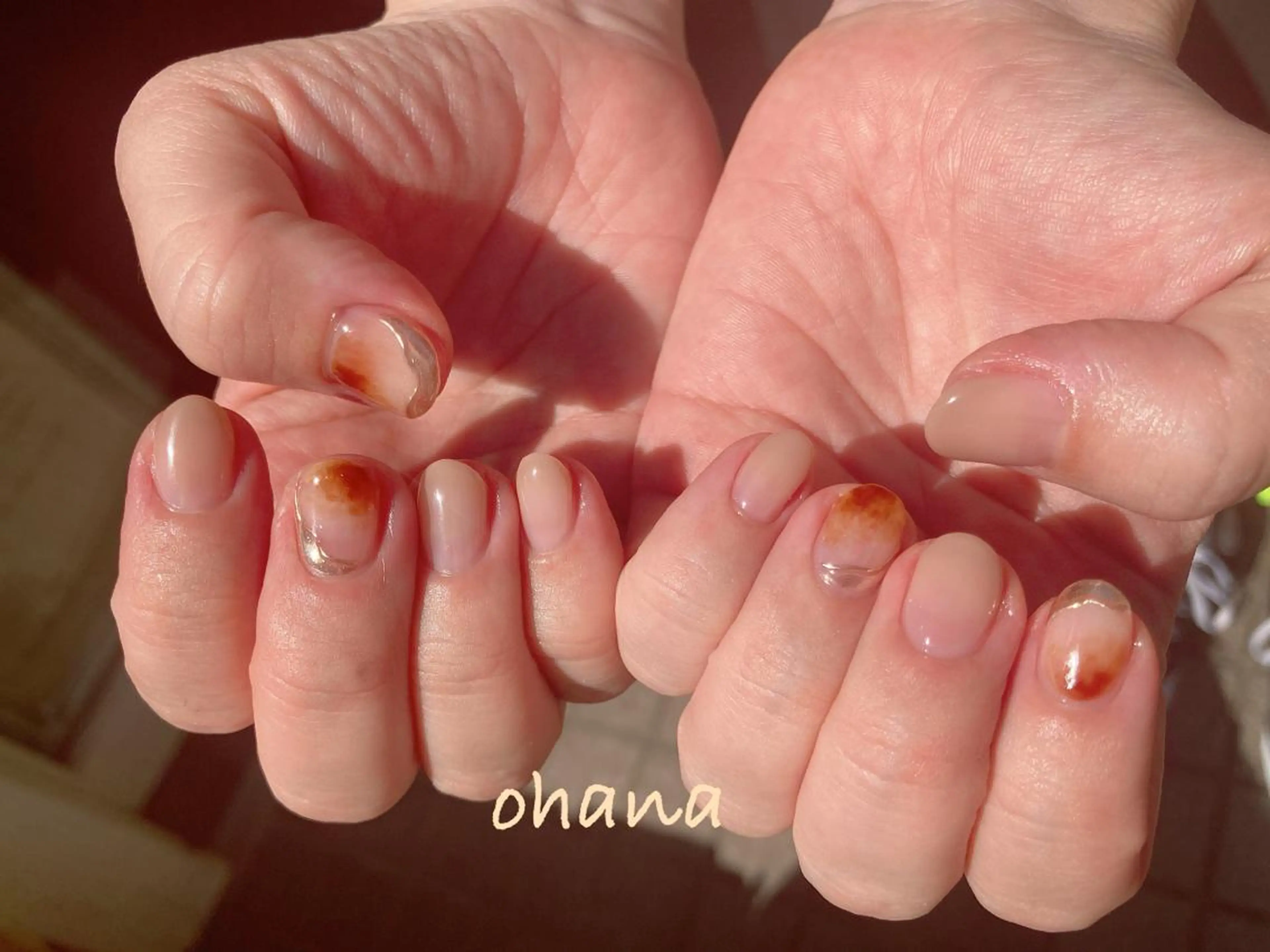 ネイル オーロラネイル べっ甲ネイル ボルドー 長さ出し フットネイル nailroom OHANA🌴のネイルデザイン