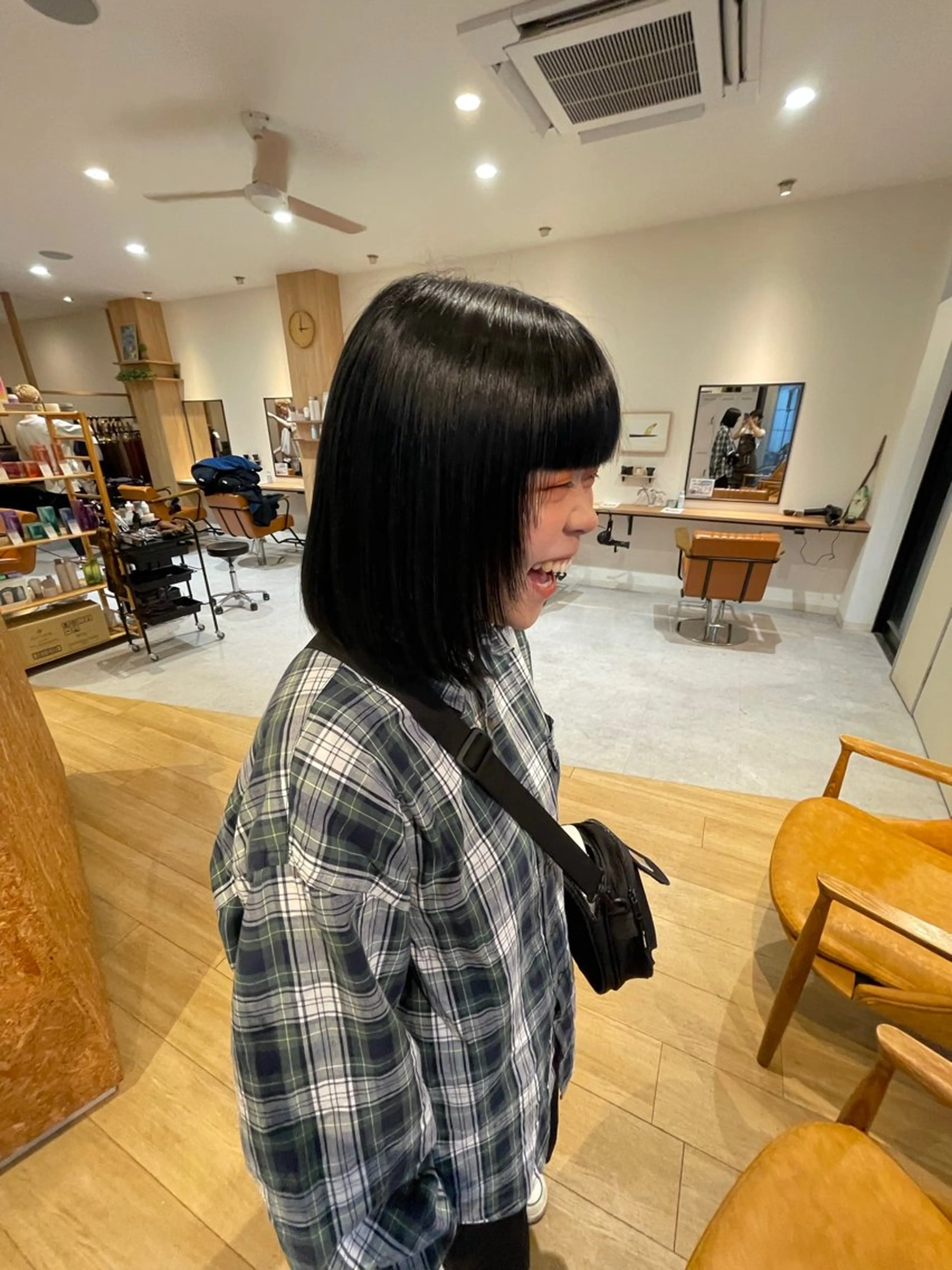 ミディアム 顔周りカット レイヤーカット シモダ クルミのヘアスタイル