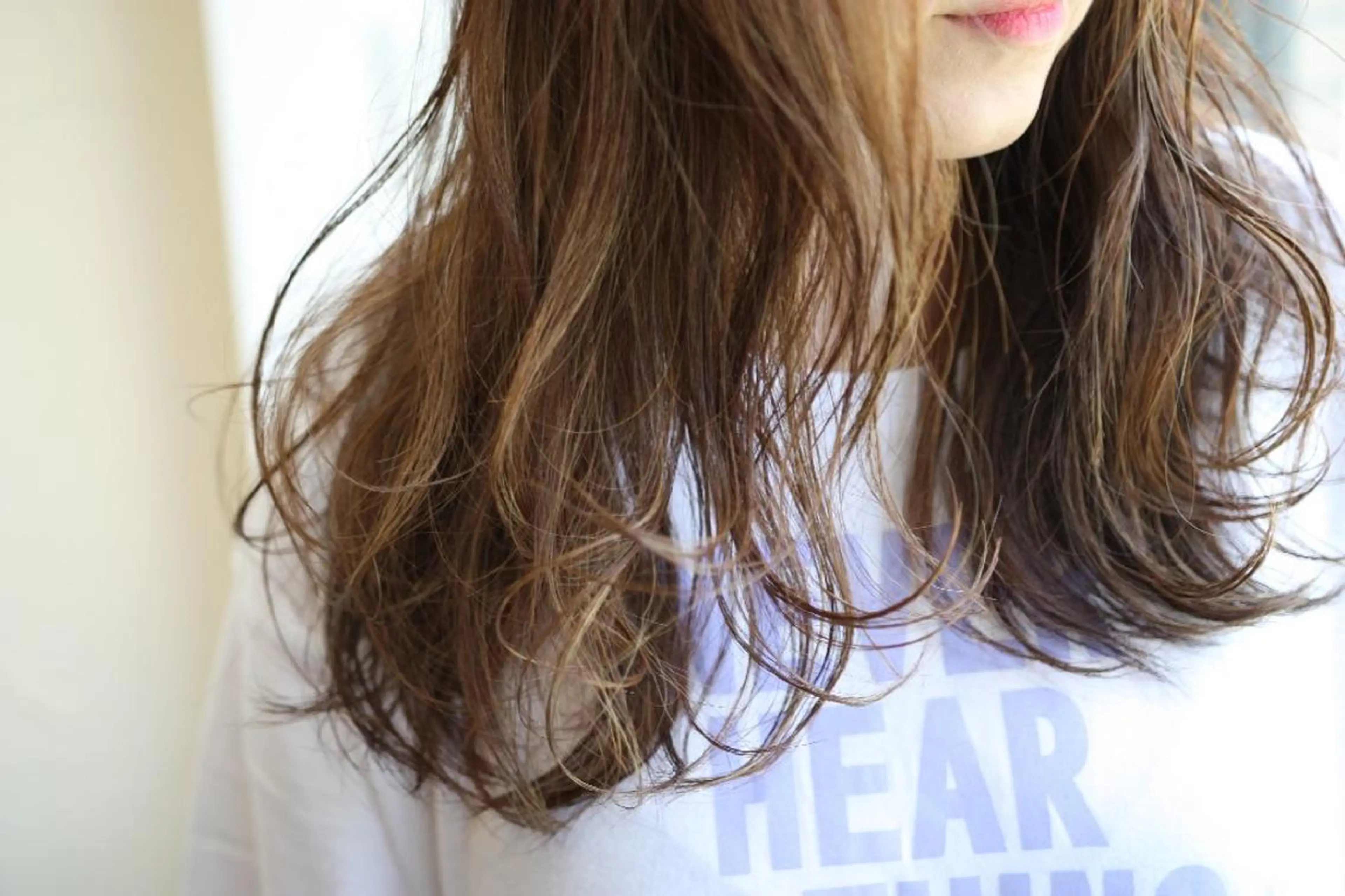 ロング カラー ベージュカラー ブリーチ ハイライトカラー ハイライト 新生活応援★半額/ 25歳以下　“内間”のヘアスタイル