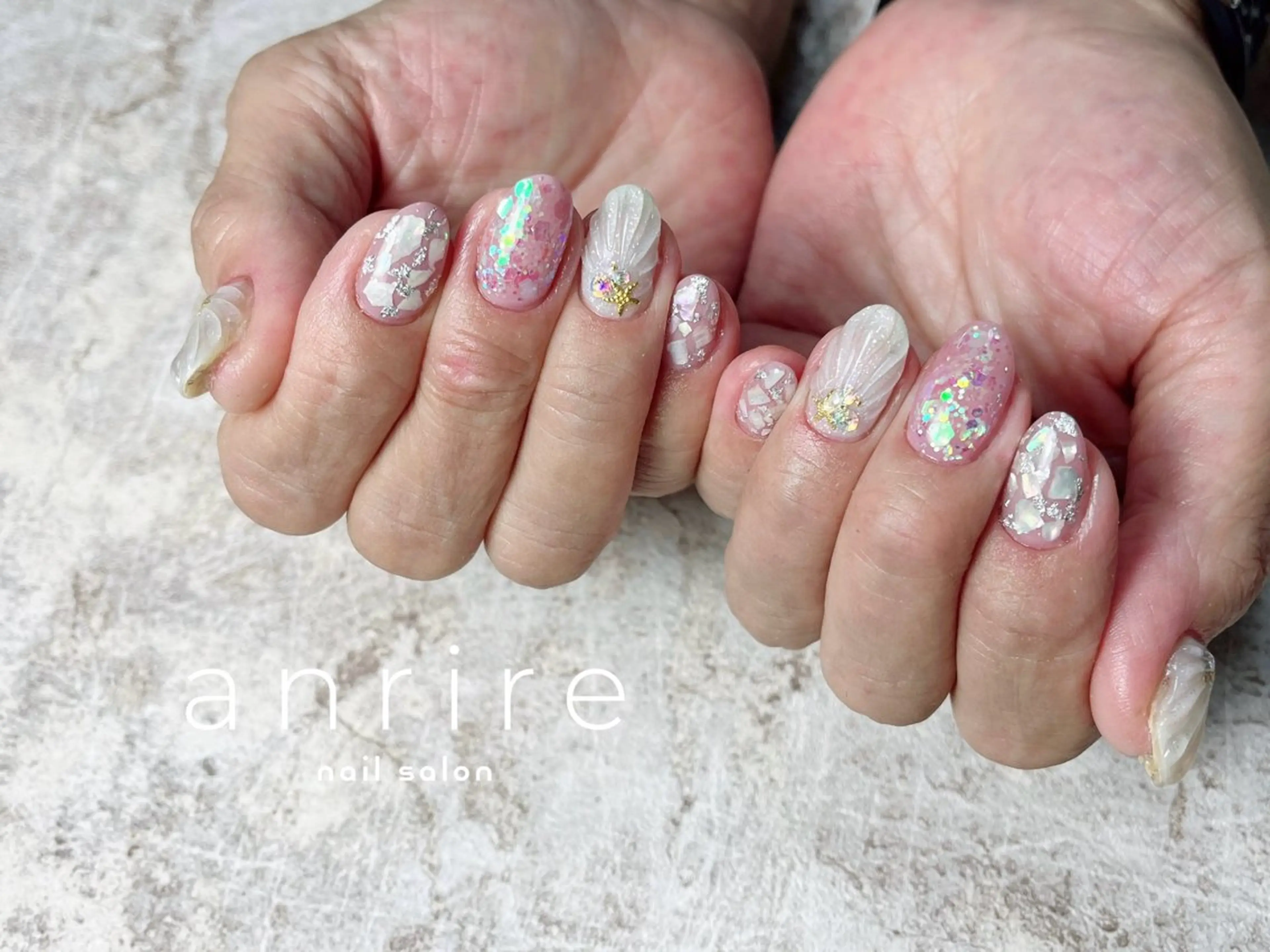 ネイル キラキラネイル ラメ(グリッター) 持ち込み ピンク ホワイト ハンドネイル nailsalon anrireのネイルデザイン