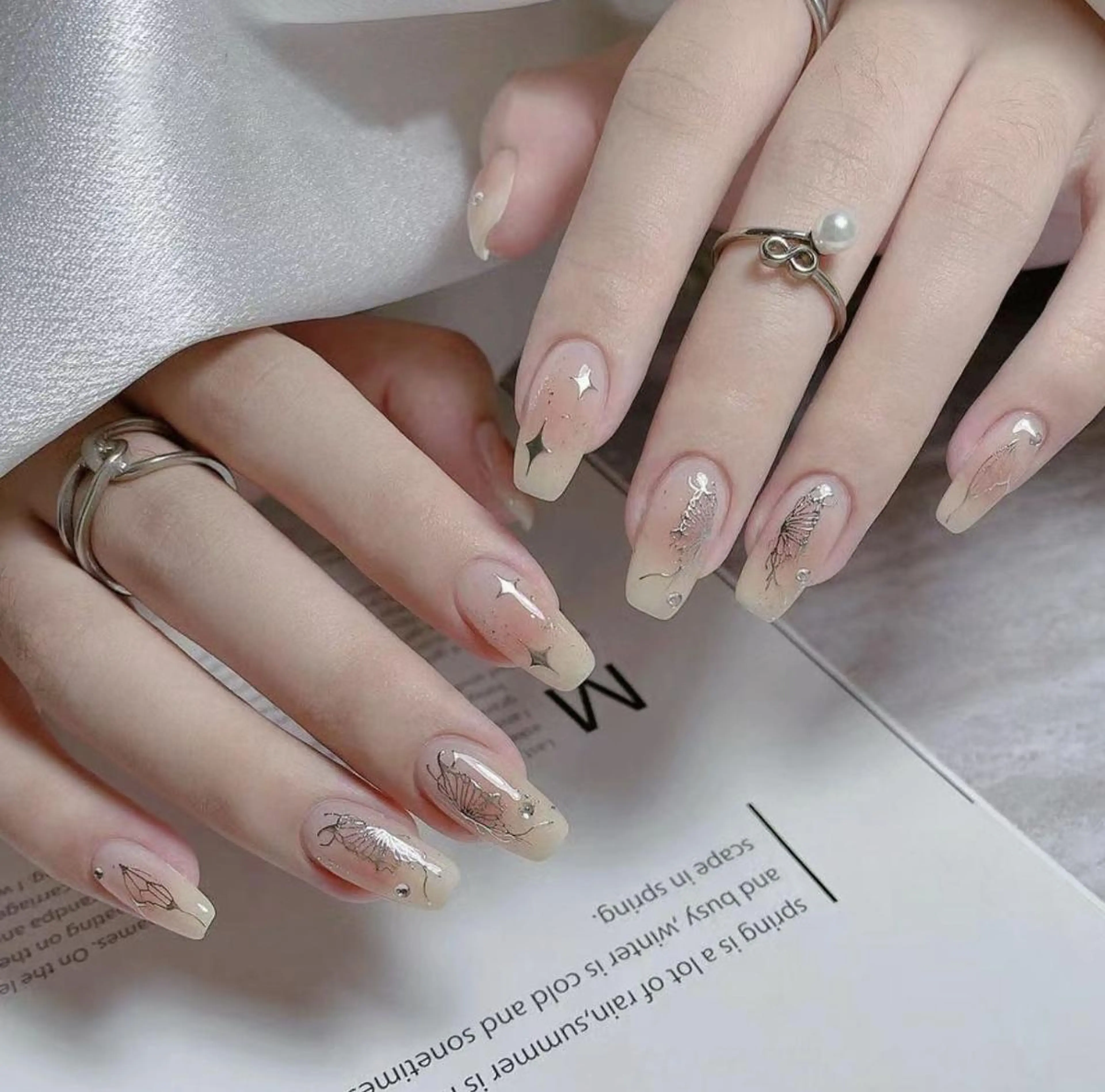 ネイル アートネイル 長さ出し ネイルチップ Queens ciciのネイルデザイン