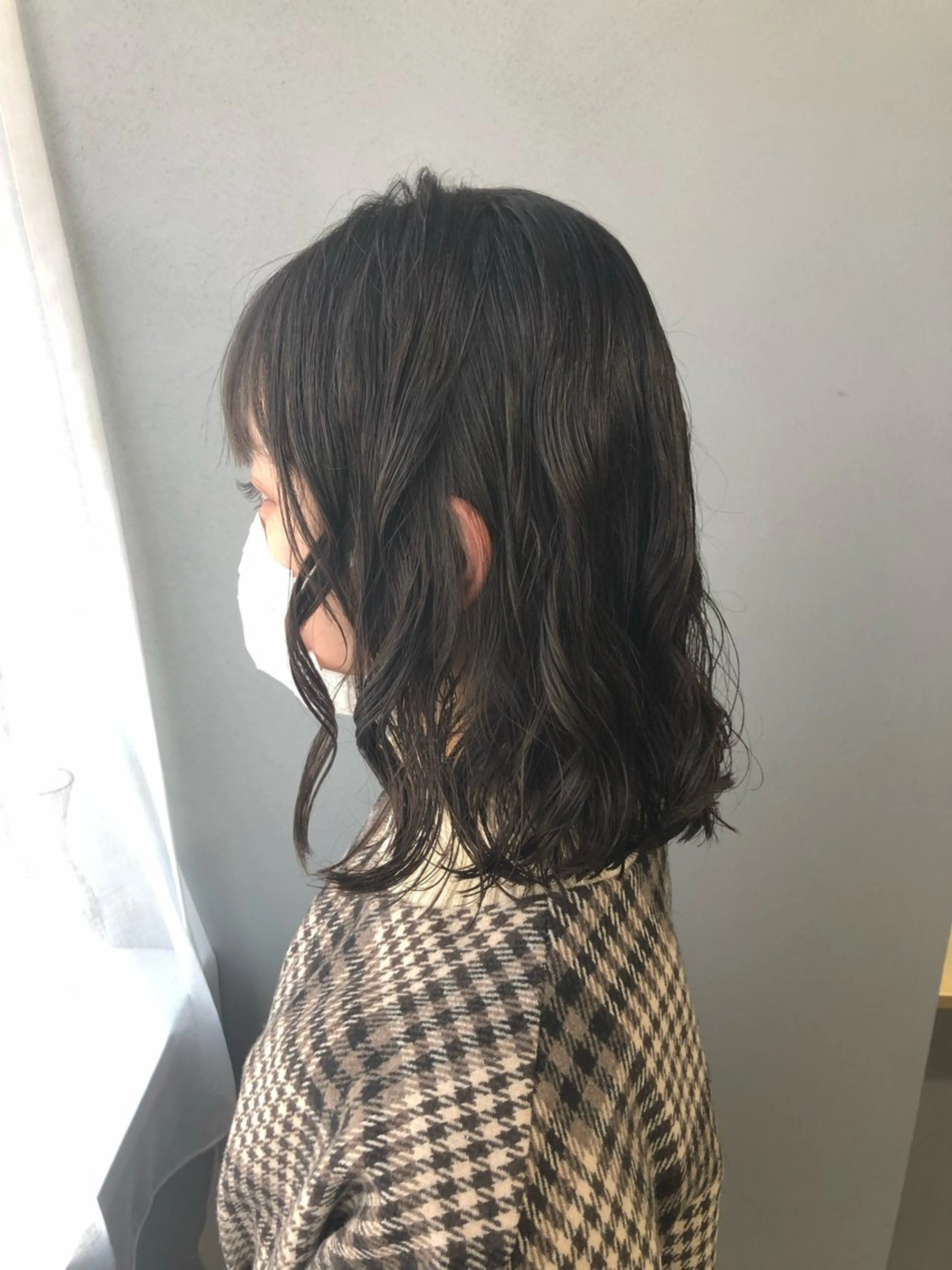 ミディアム パーマ 曲がる縮毛矯正 センターパートのヘアスタイル