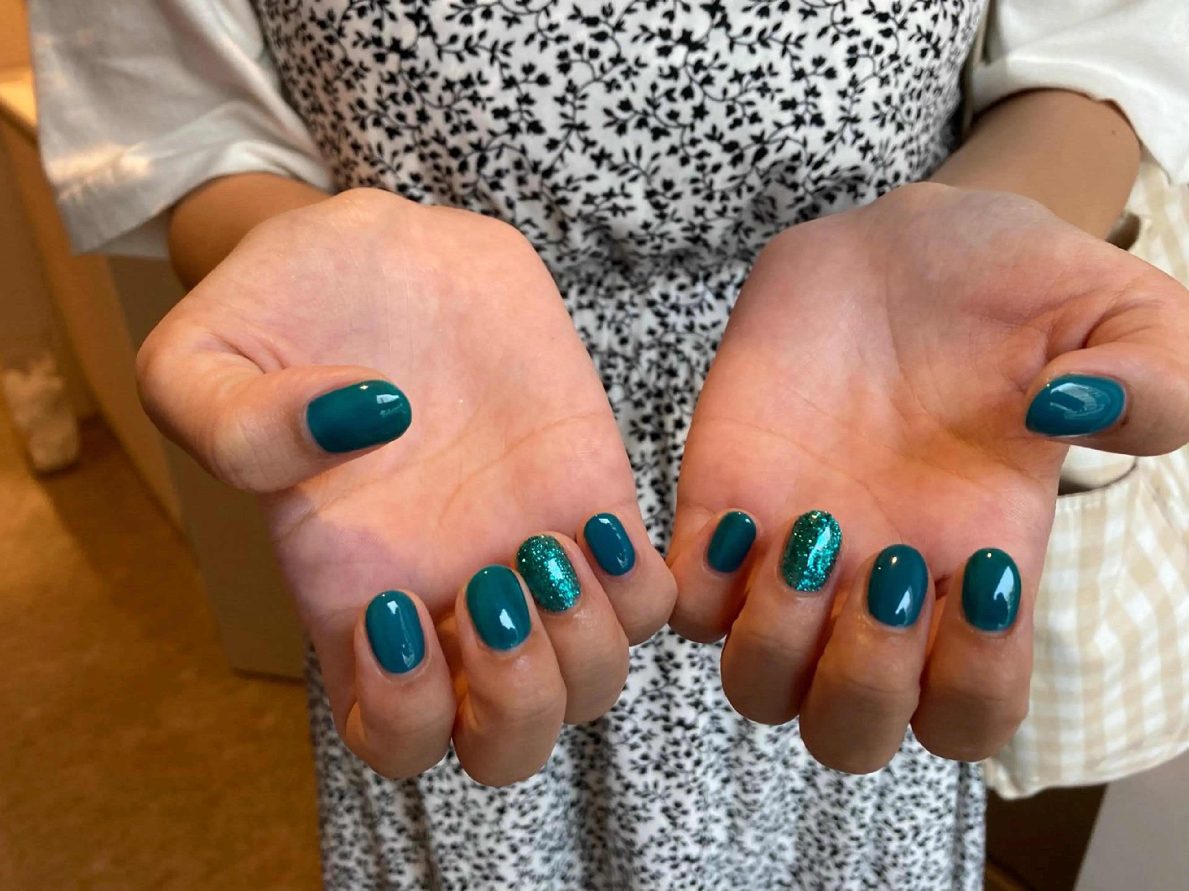 ネイル グリーン ラメ(グリッター) ワンカラーネイル ハンドネイル .Etel atelier.のネイルデザイン