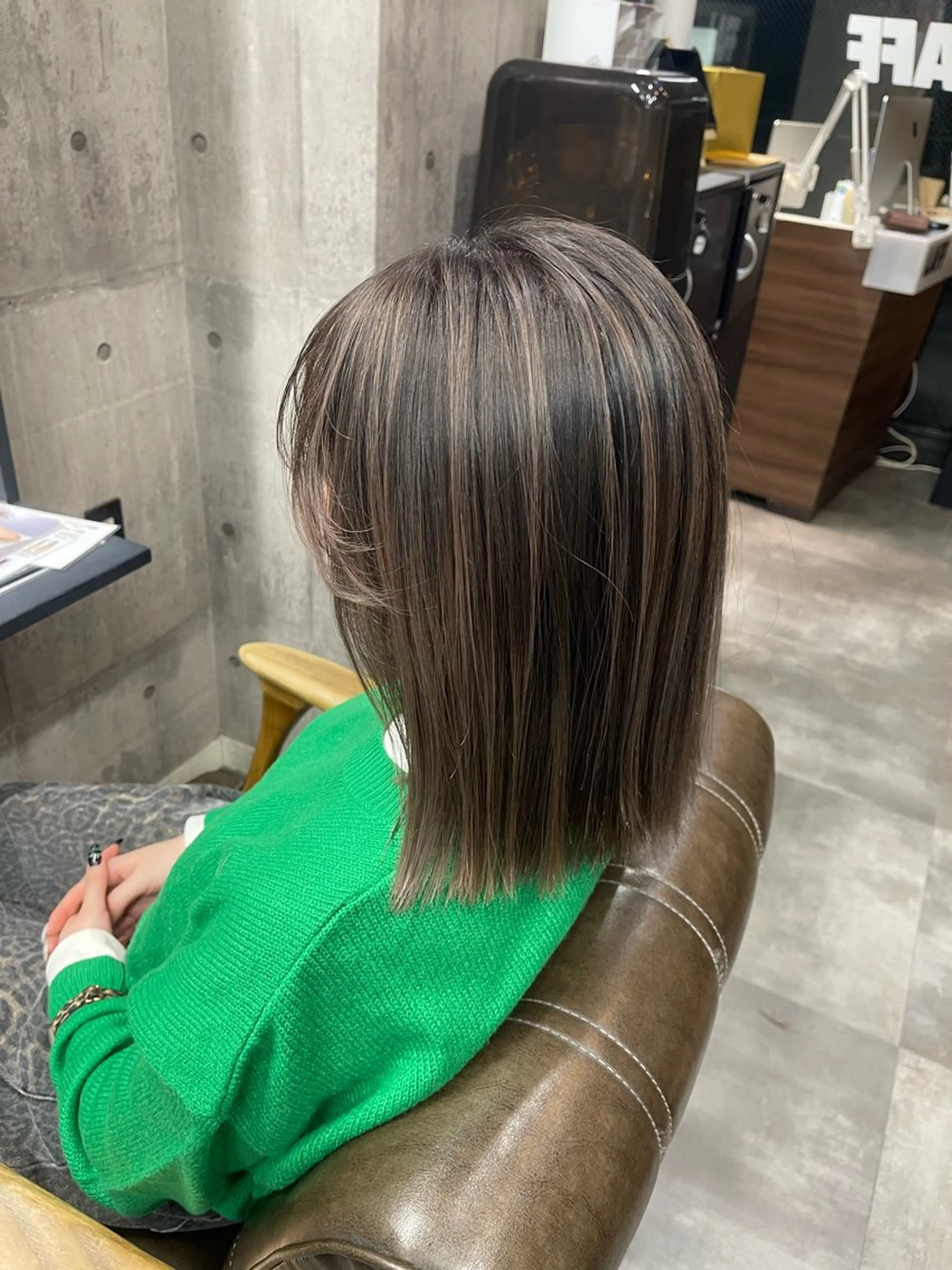 ショート レイヤーカット ブリーチ縮毛矯正 LAFFYuiのヘアスタイル