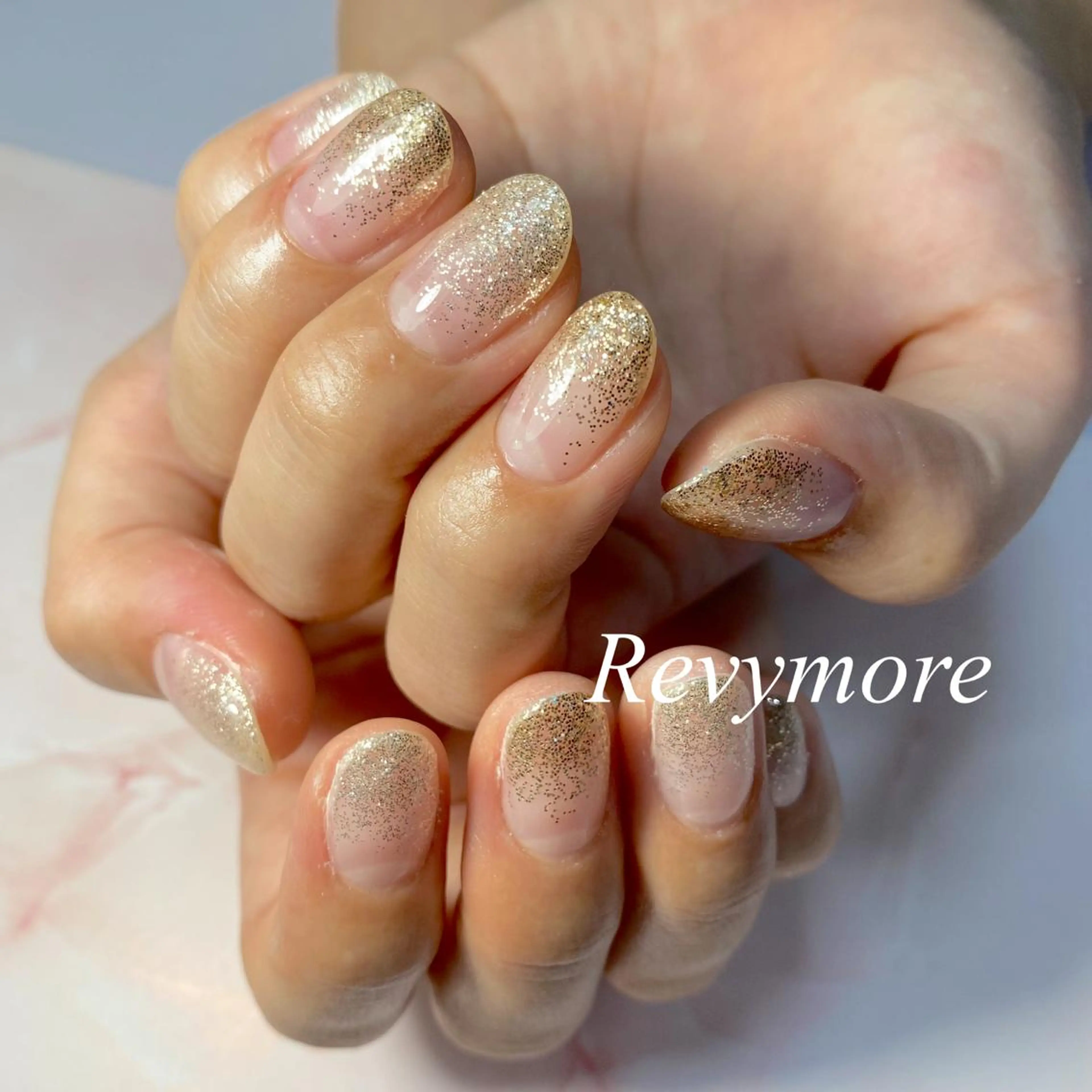 ショート ネイル ジェルネイル ゴールド ラメ(グリッター) ラメグラデーション ワンカラーネイル nail salon Revymore所属・nail salon Revymoreのネイルデザイン