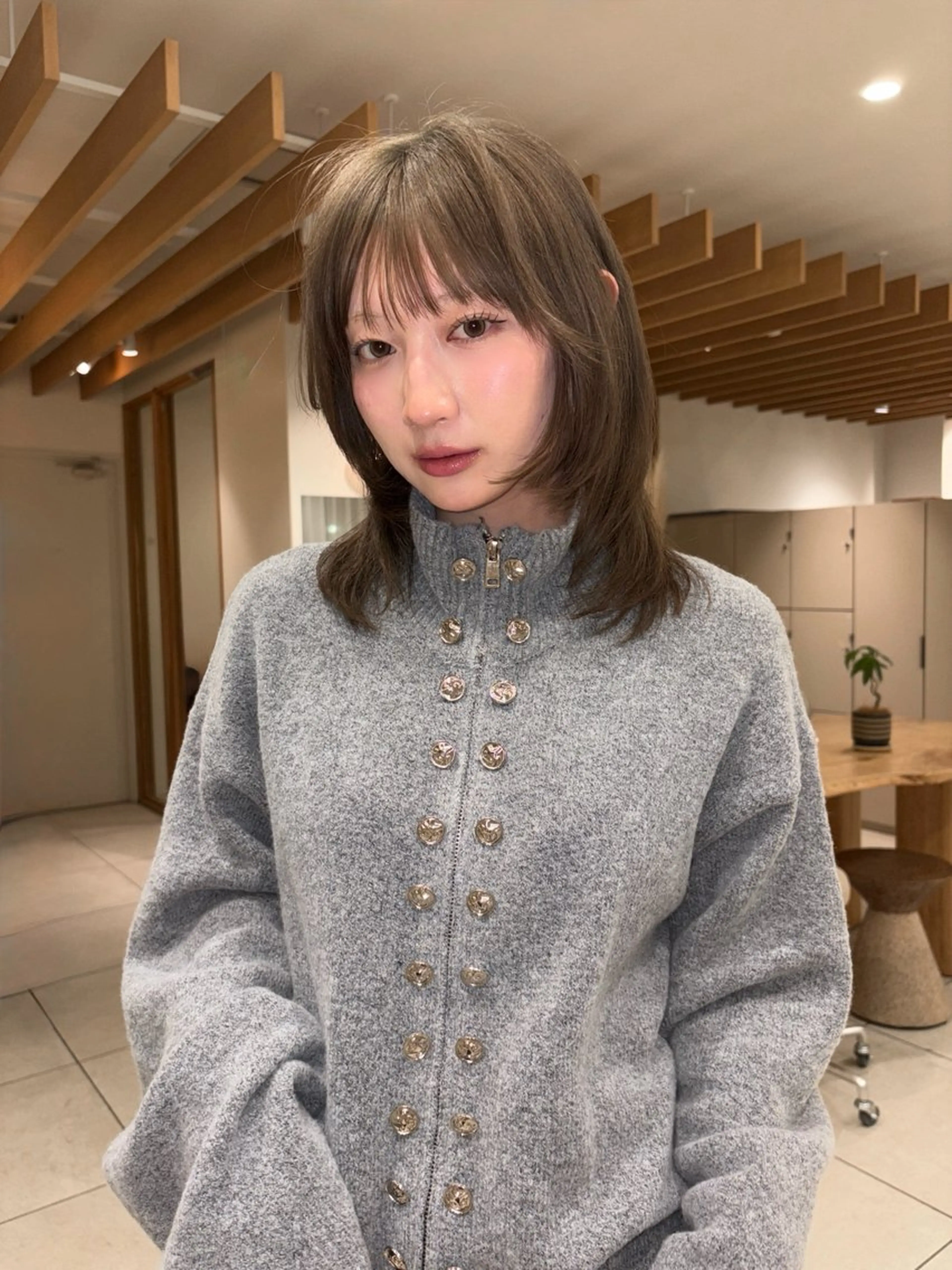 ミディアム カラー ショートボブ ミディアムレイヤー ベージュカラー ブリーチ ケアブリーチ ヘアカラー トリートメント 似合わせカットカラー りおなのヘアスタイル