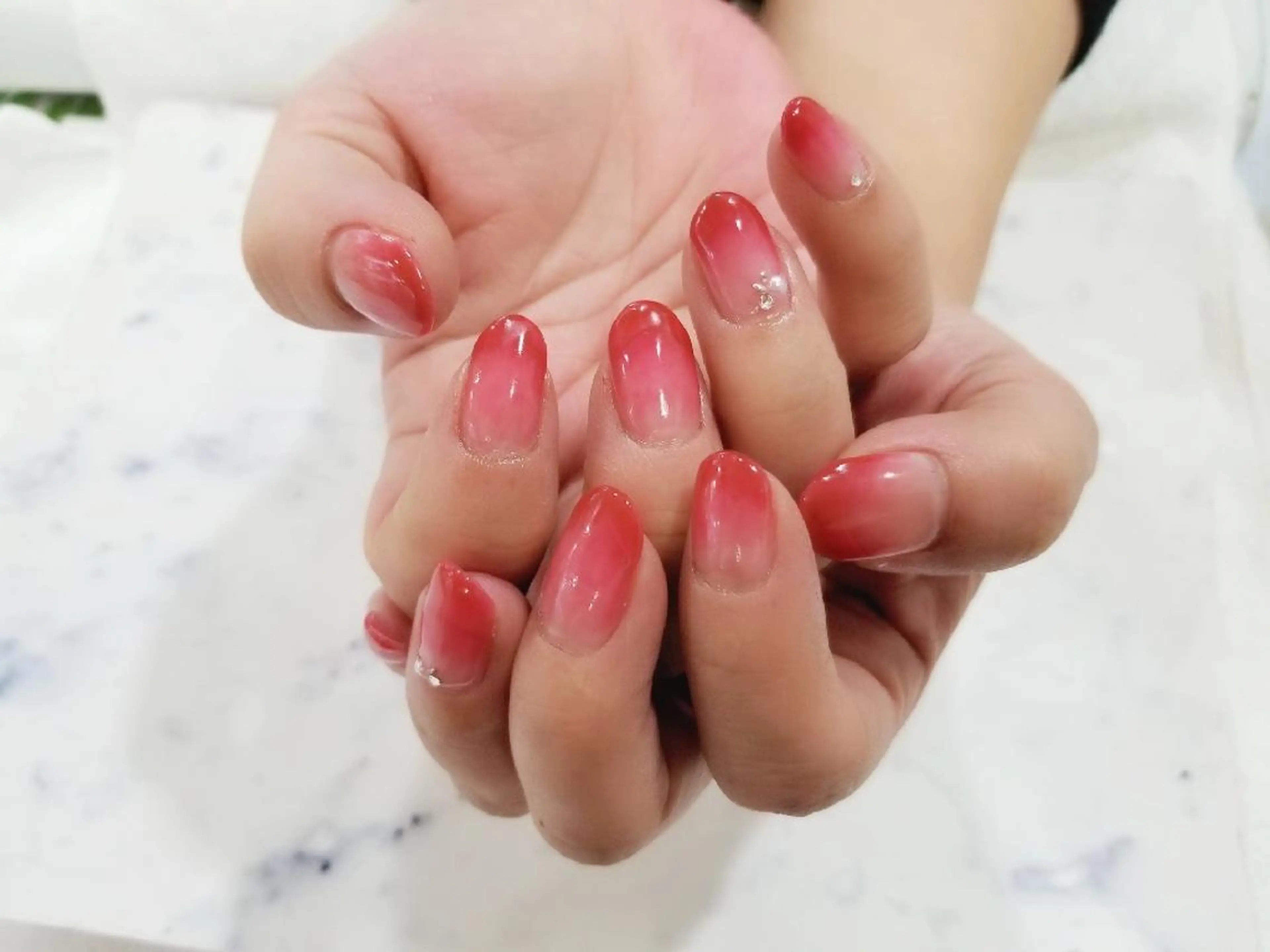 ネイル グラデーション 赤色 関口 友菜のヘアスタイル