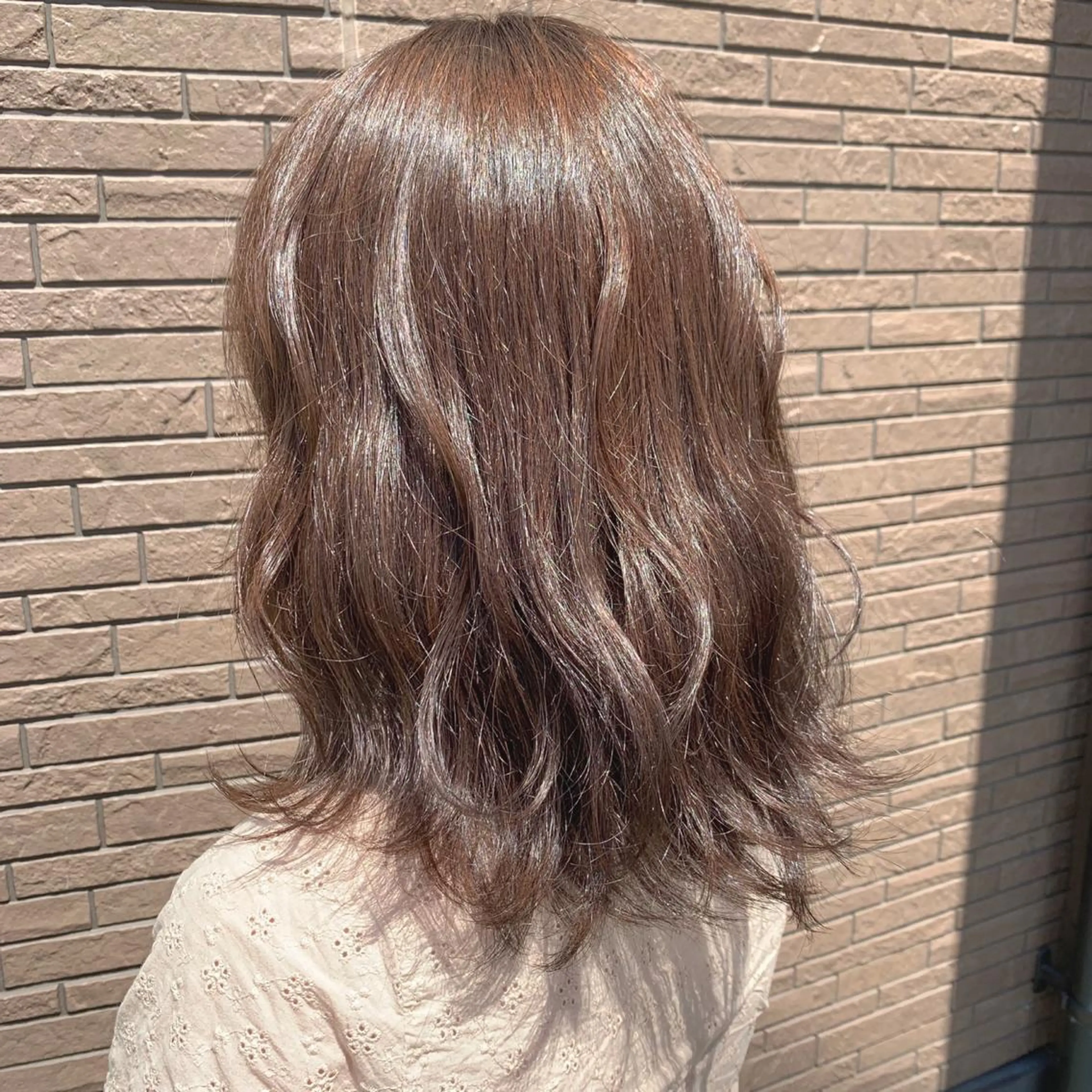 ミディアム カラー ベージュカラー ブリーチ イルミナカラー ミルクティーベージュ ブリーチなしカラー 清水 亮太／赤み消しカラーのヘアスタイル