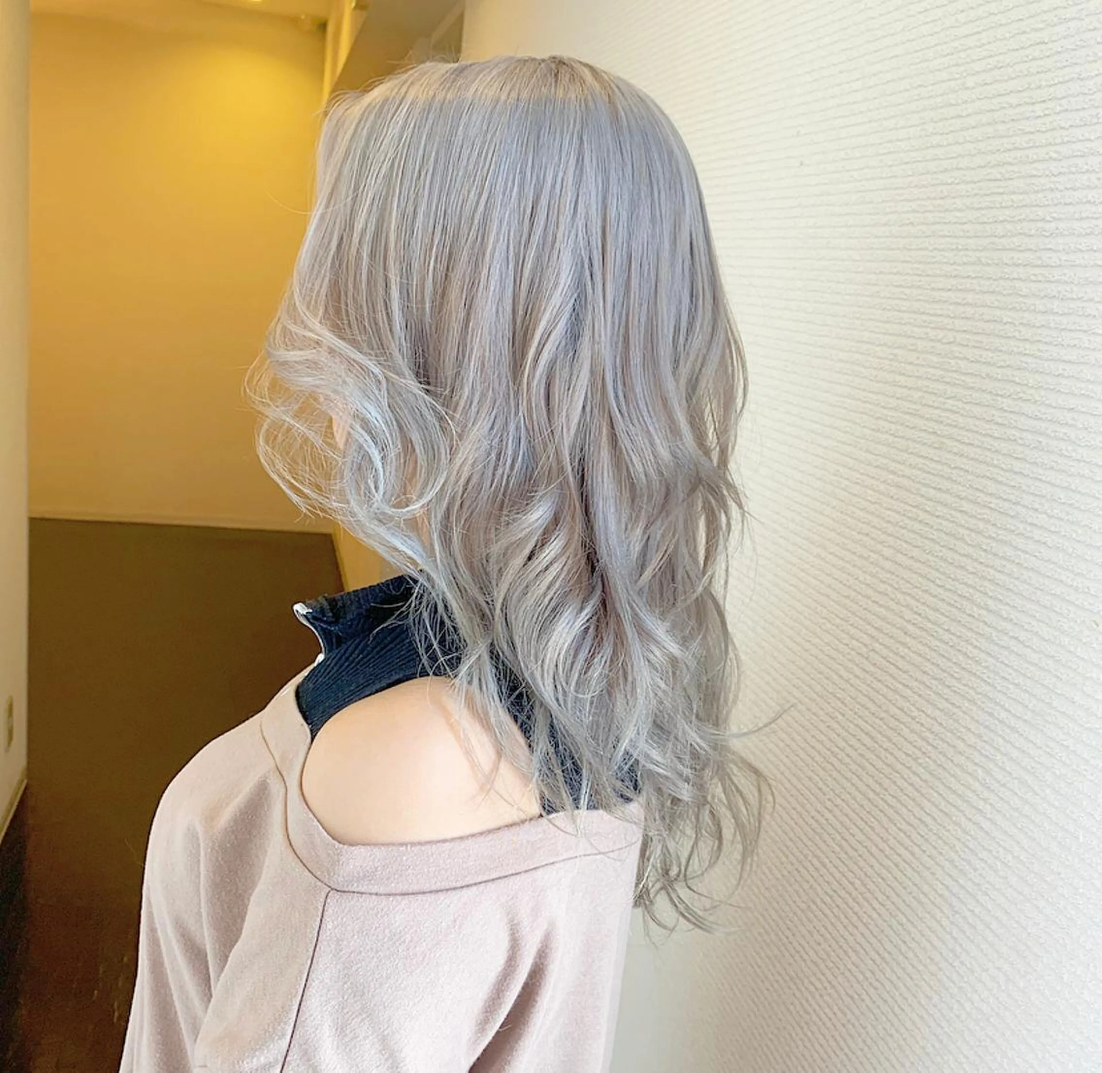 セミロング カラー ベージュカラー ブリーチ ハイトーンカラー ホワイトベージュ 韓国ヘア🇰🇷 YURIYAのヘアスタイル