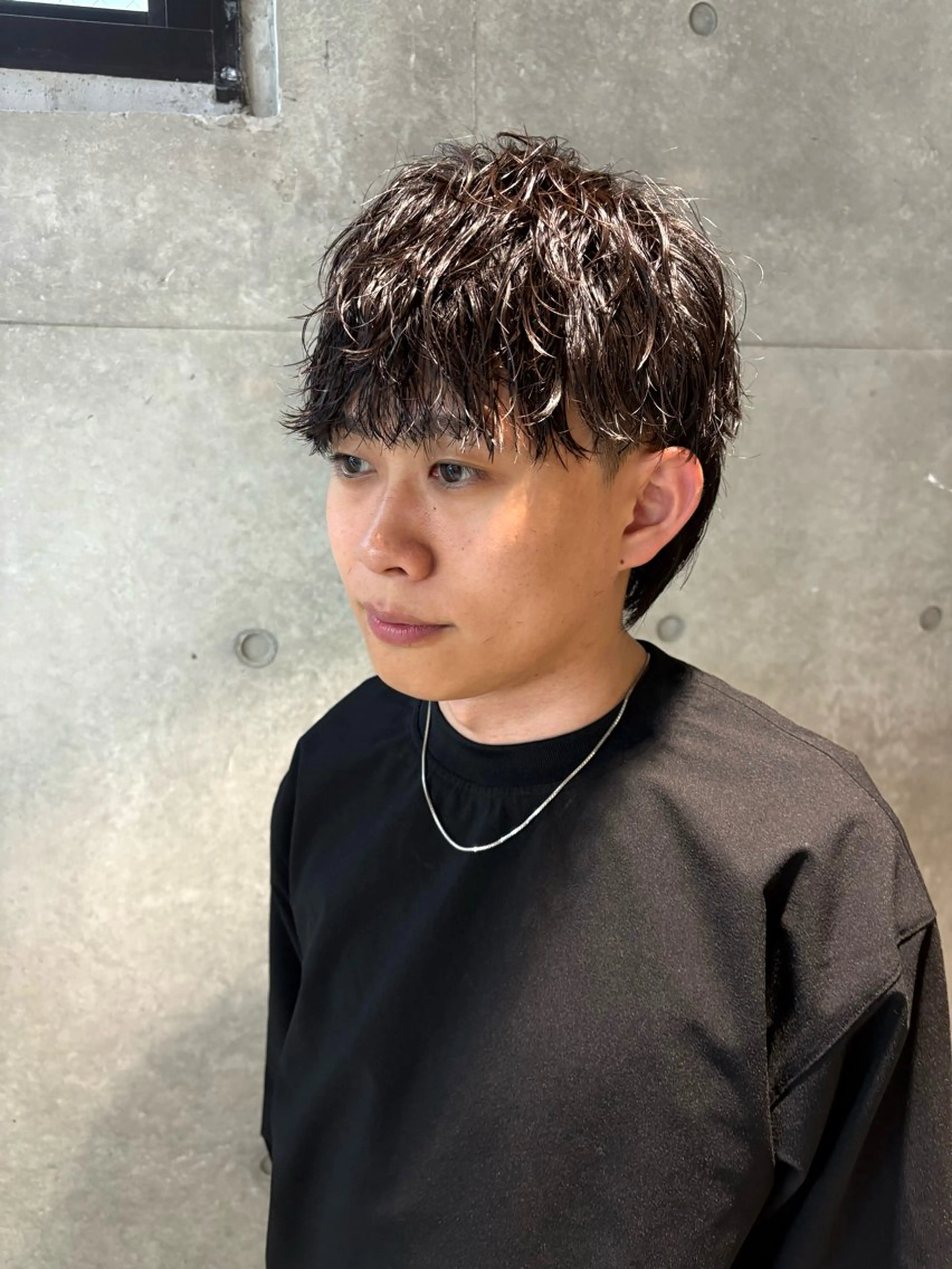 ショート パーマ メンズ メンズパーマ 波巻きパーマ スパイラルパーマ カット パーマ トリートメント ラフでキマる色気ヘア 鈴木教介👯‍♀️のヘアスタイル