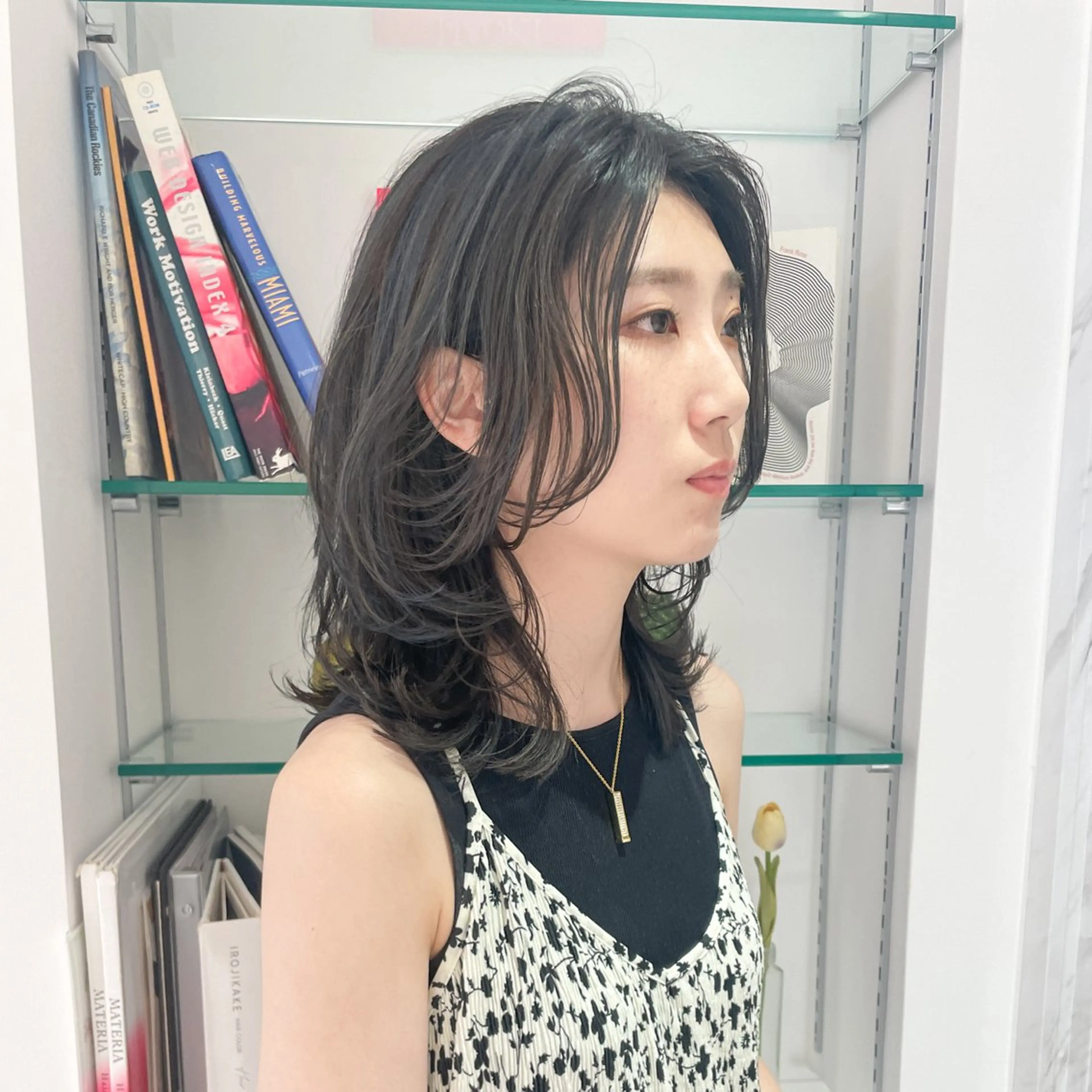 セミロング カラー アッシュ アッシュグレー ハイライトカラー ハイライト カット ヘアカラー 似合わせヘア🤍 面田法子のヘアスタイル