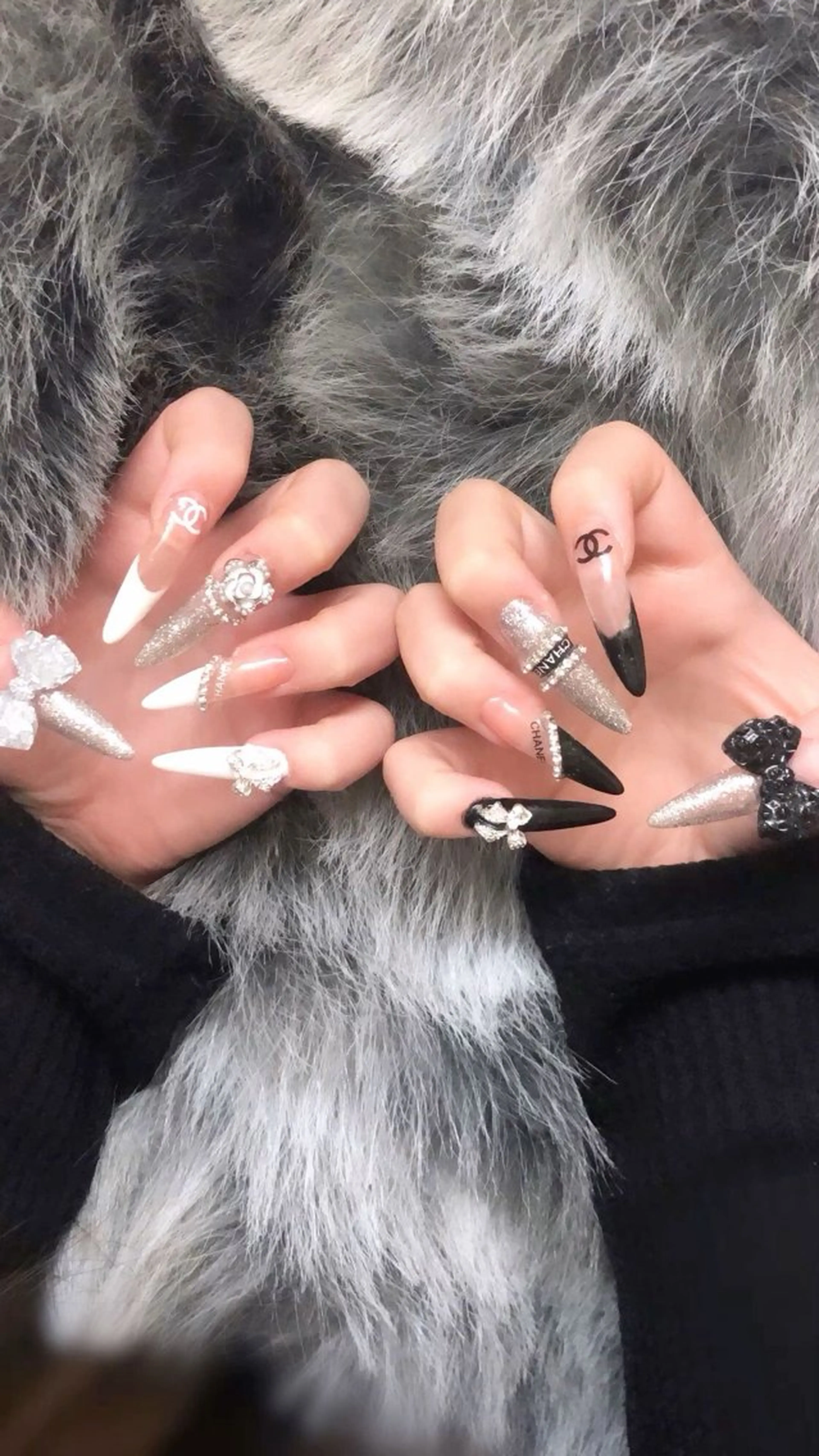 ネイル キラキラネイル 韓国ネイル ロングネイル ワンホンネイル ハンドネイル Josie nail salonのネイルデザイン