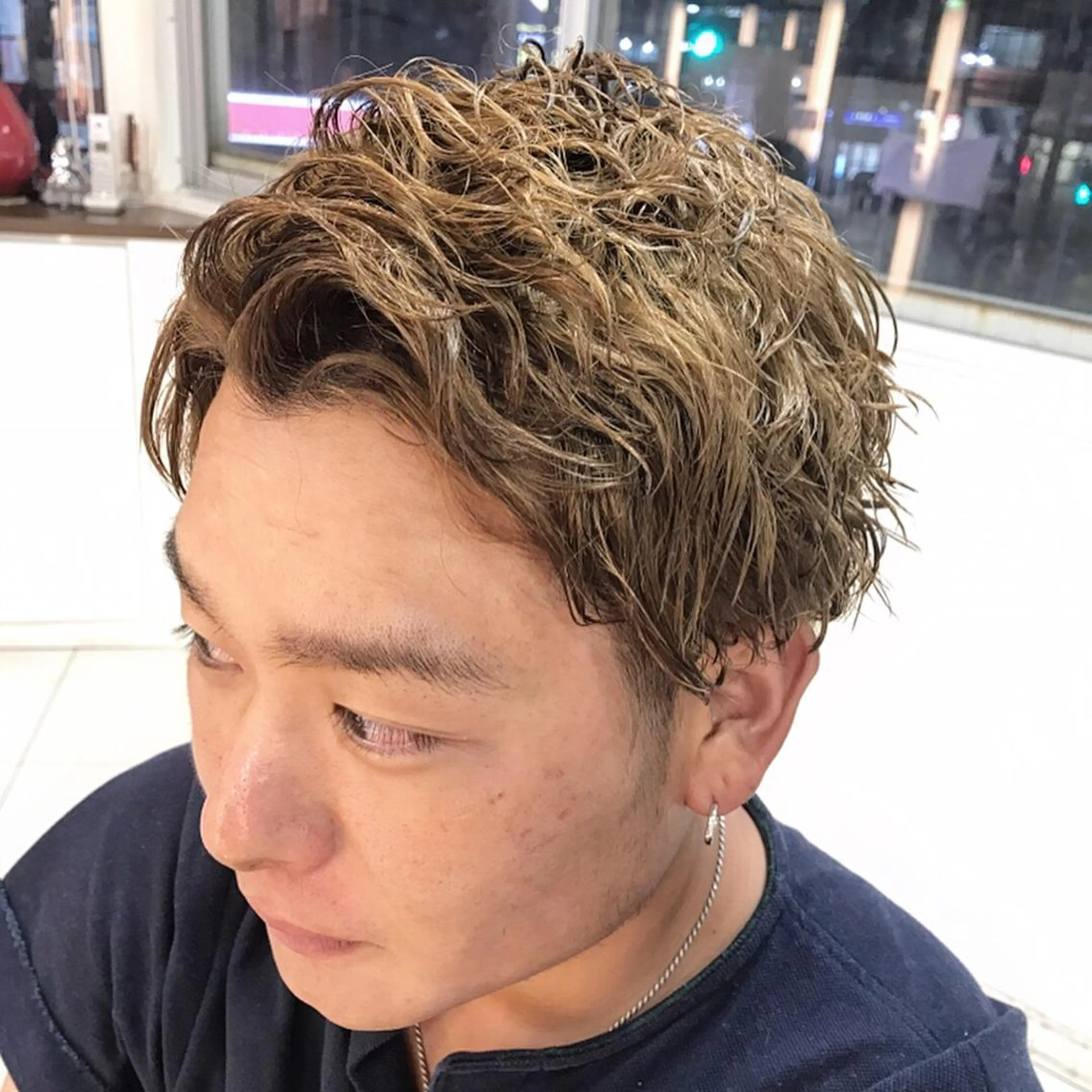 ショート カラー パーマ メンズ メンズブリーチ メンズパーマ ブリーチ カット ヘアカラー 🟦メンズパーマ🟦 横浜駅｜小上馬淳司のヘアスタイル