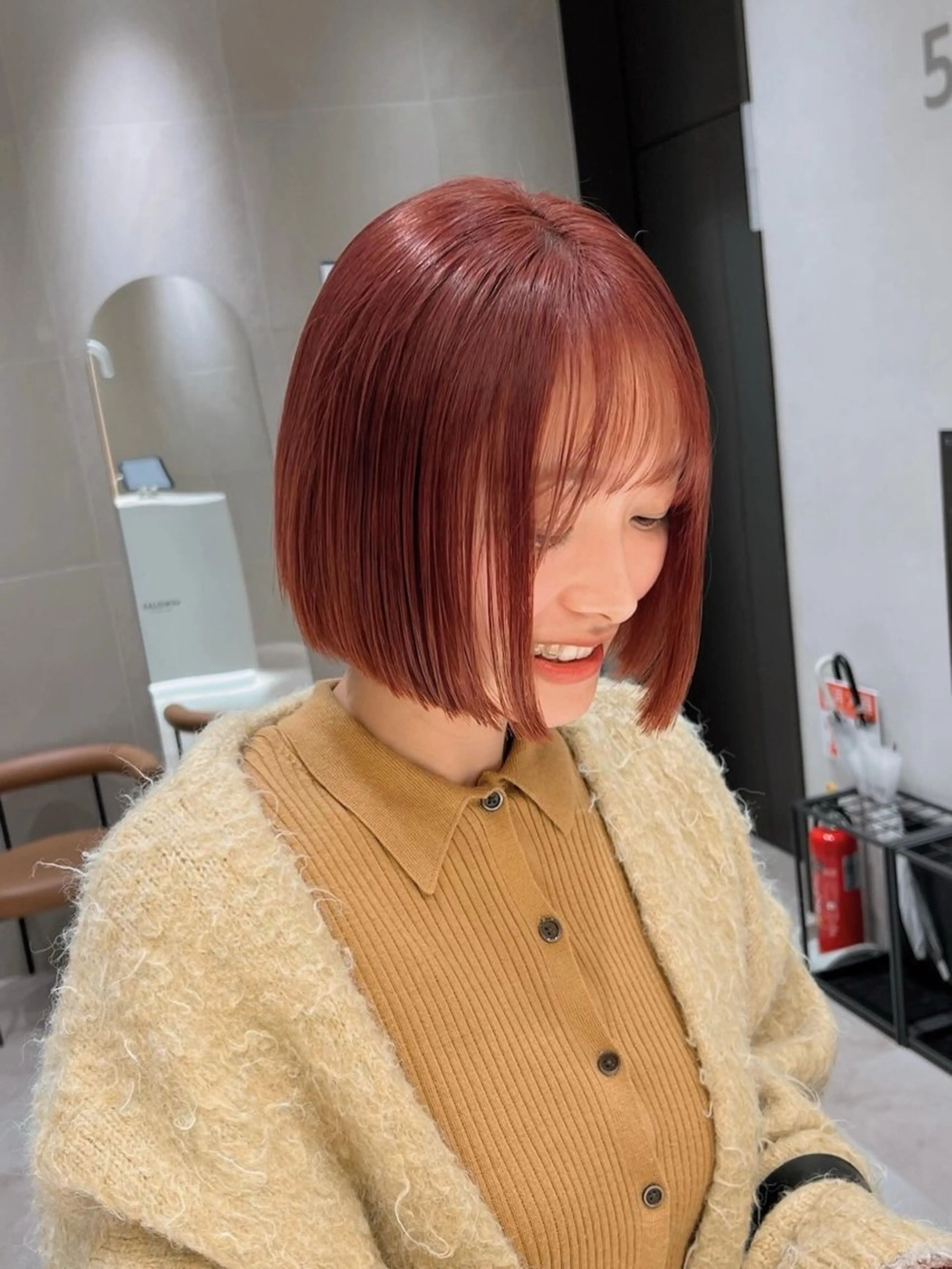 ショート カラー ブリーチ オレンジ ボブ 泉 愛美のヘアスタイル