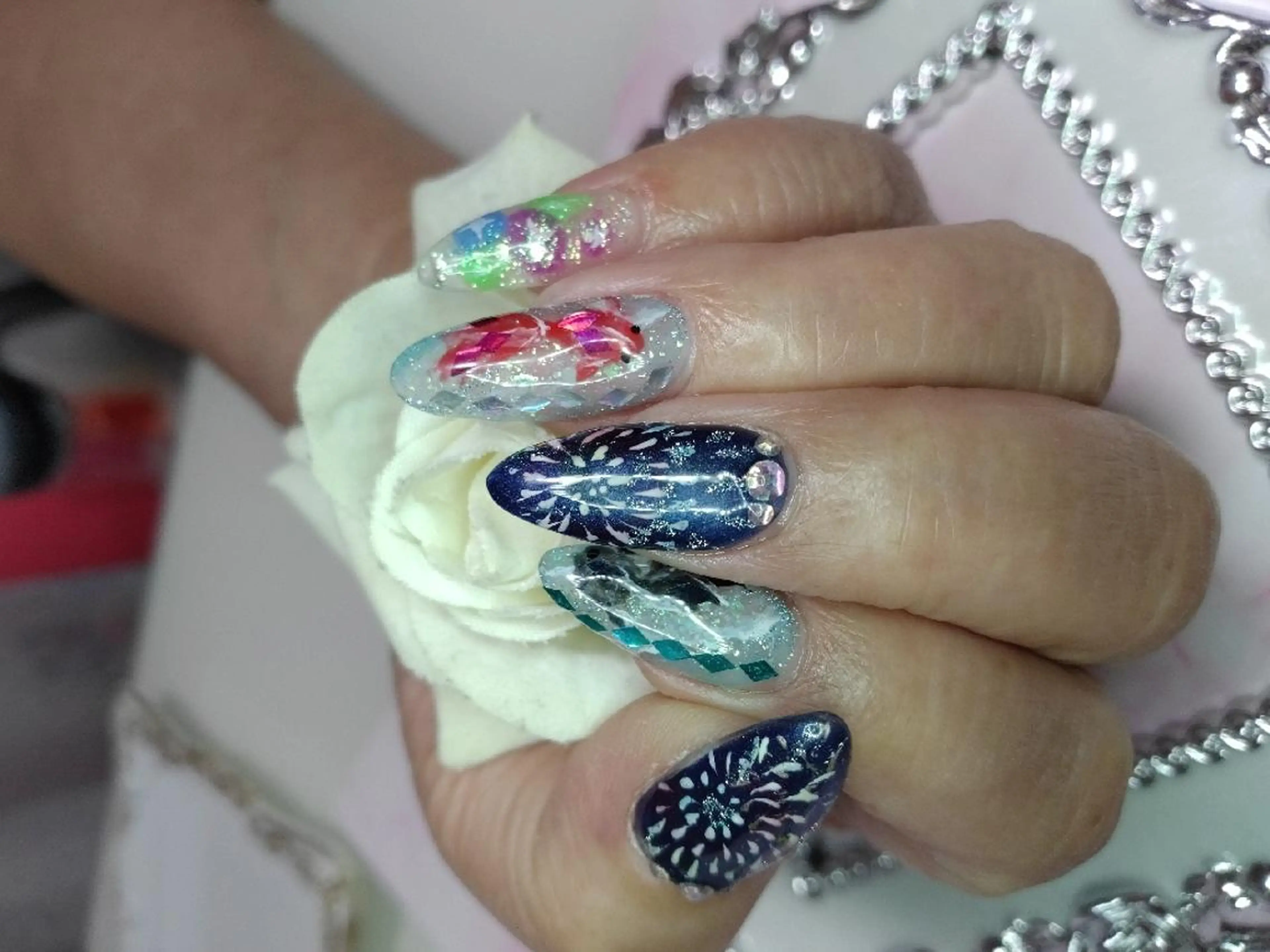 ネイル エステとネイル ローズコンフォートのネイルデザイン