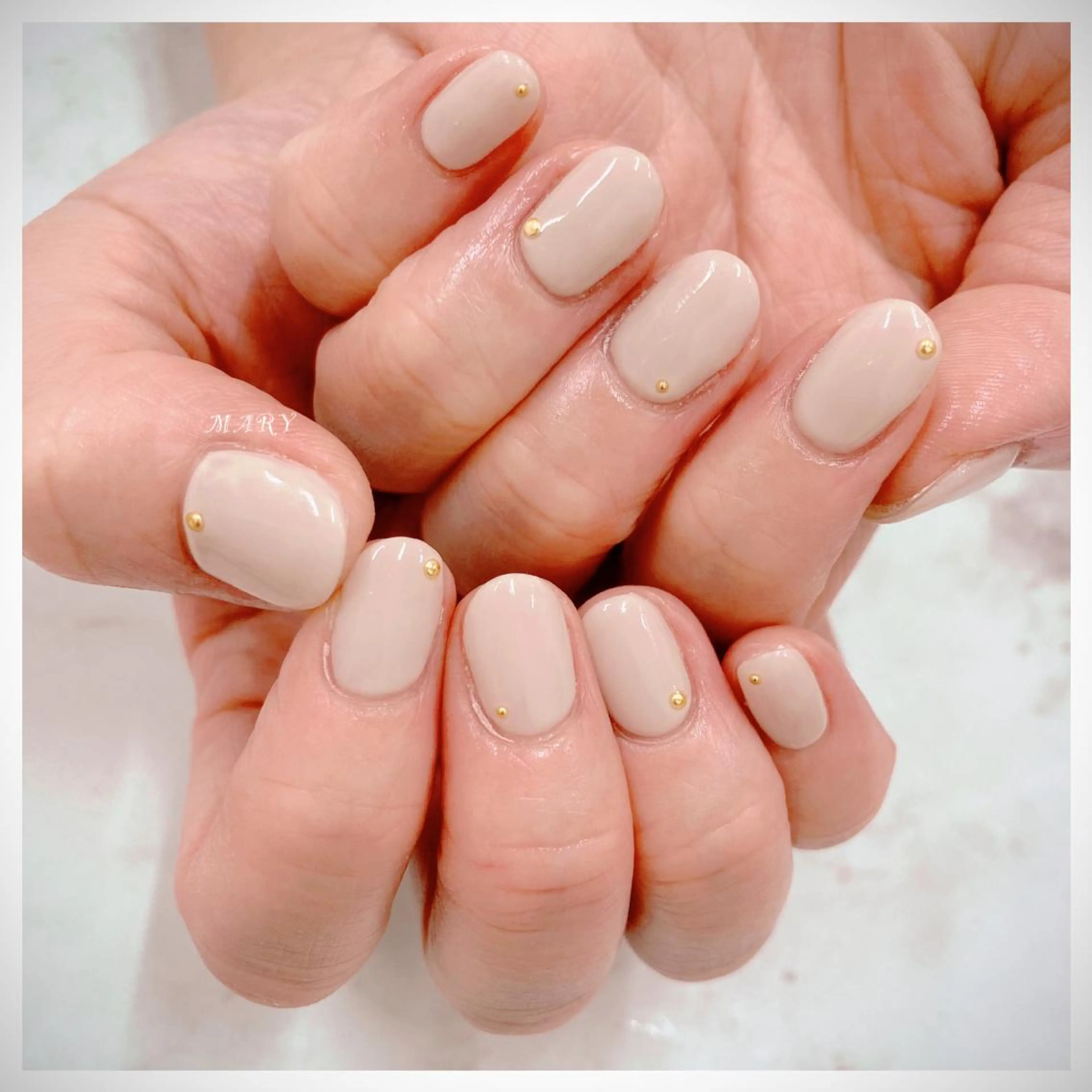 ネイル ニュアンスネイル オフィスネイル ワンカラーネイル シンプルネイル ホワイト ハンドネイル Mary nail .narumiのネイルデザイン