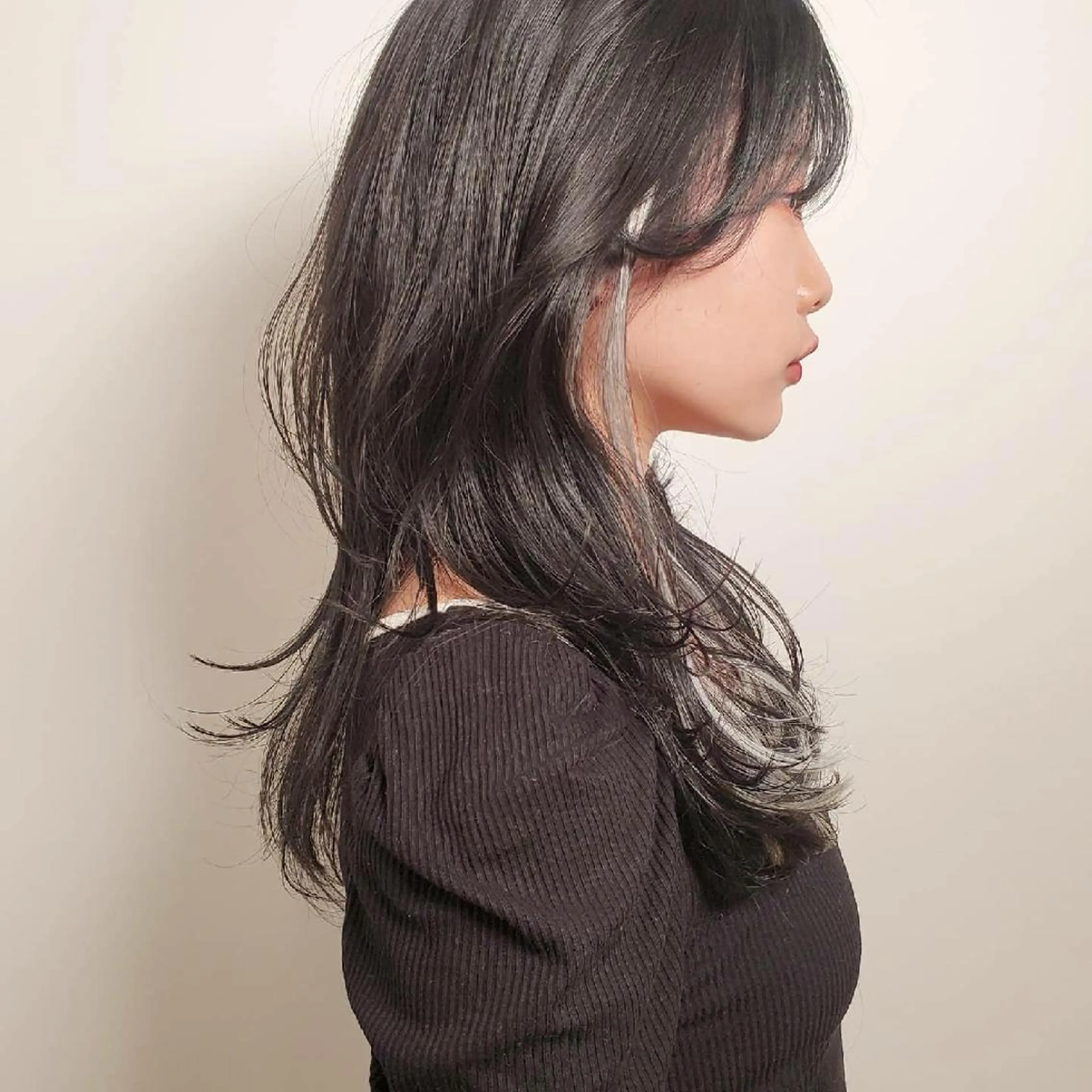 セミロング ハッシュカット 韓国レイヤー　 suzuのヘアスタイル