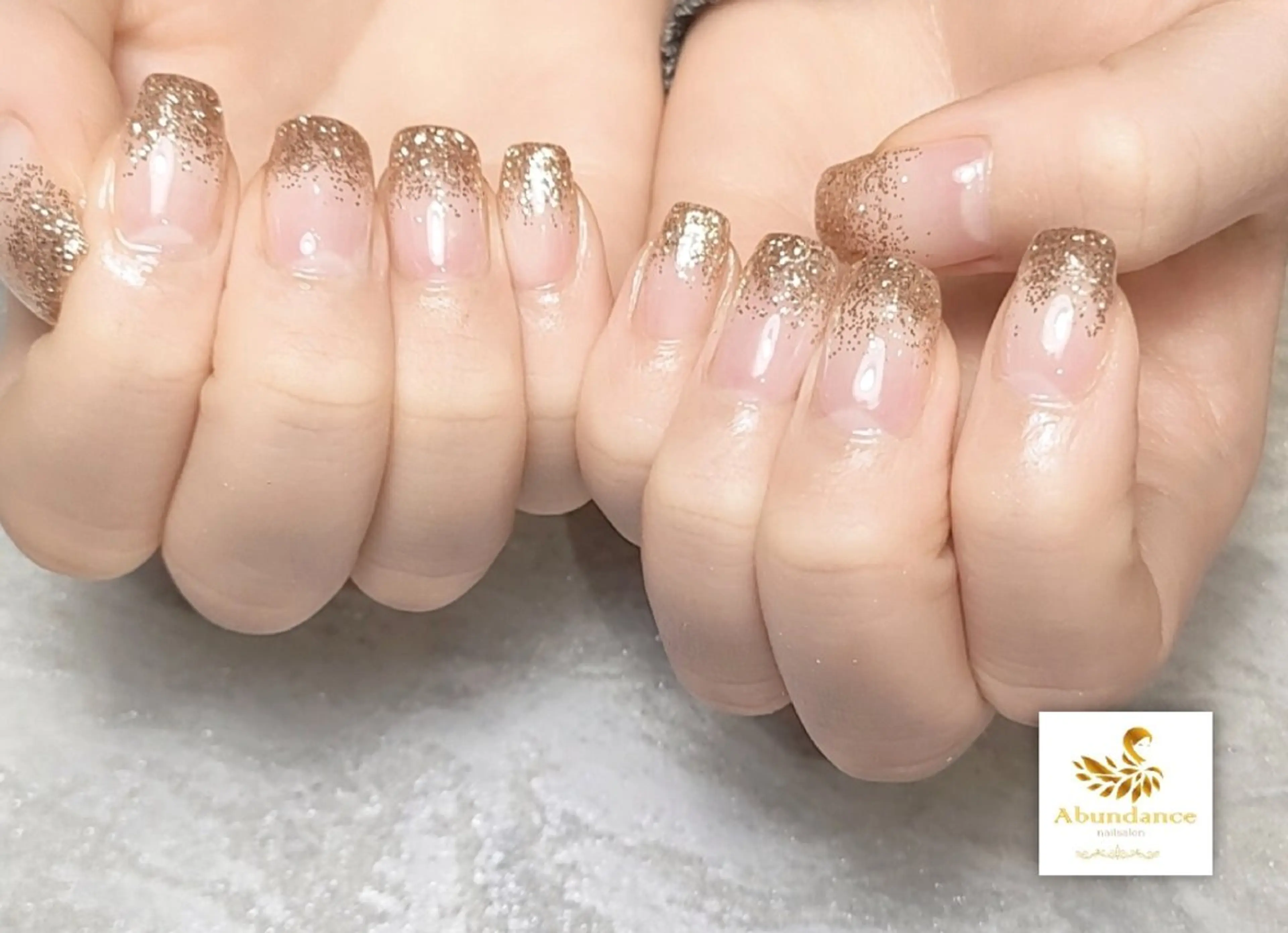 ネイル グラデーション キラキラネイル ハンドネイル 完全予約制個室サロン Abundancesのネイルデザイン