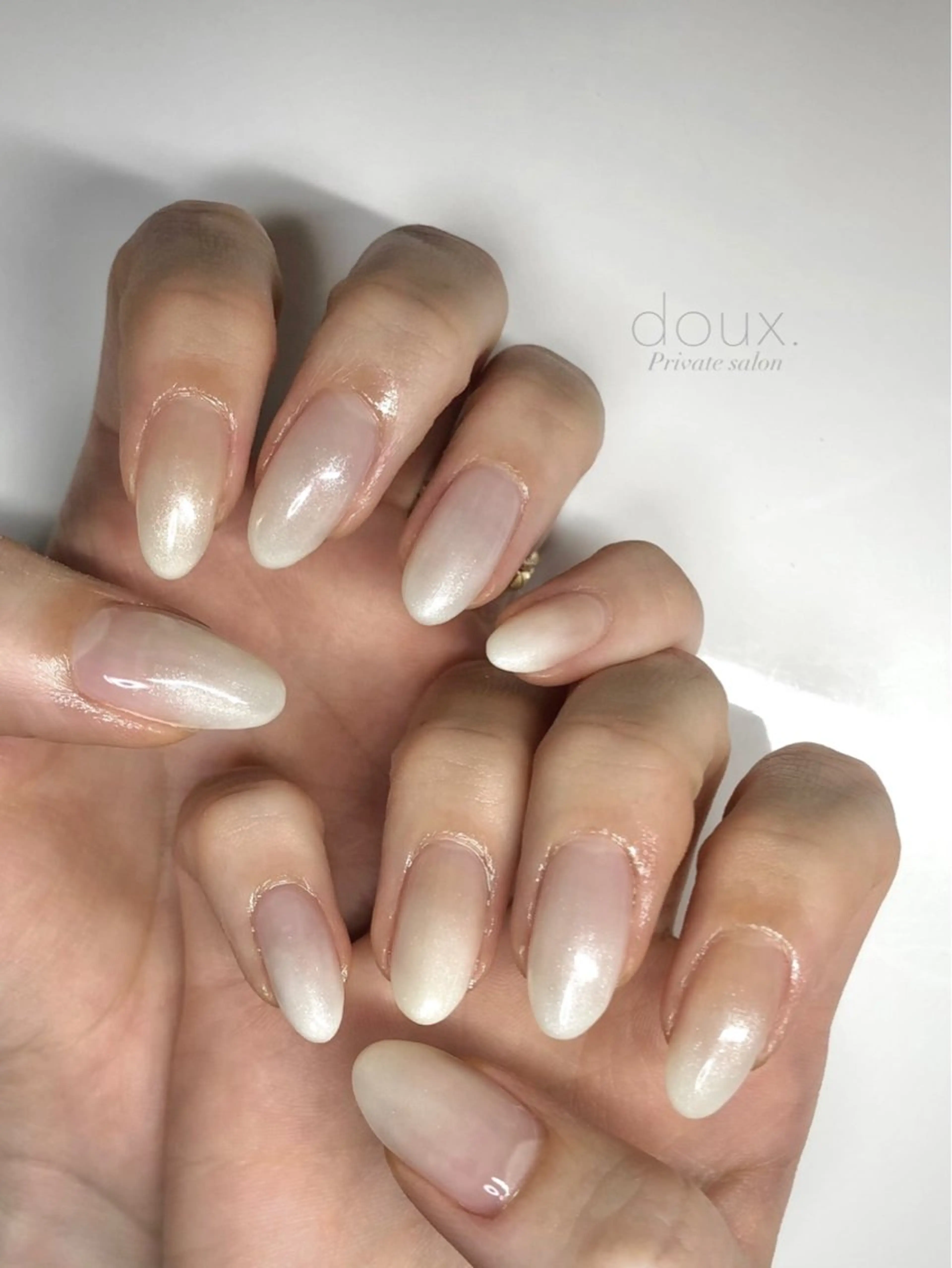 ネイル グラデーション 韓国ネイル ラメ(グリッター) ラメグラデーション ニュアンスネイル ハンドネイル doux. nailのネイルデザイン