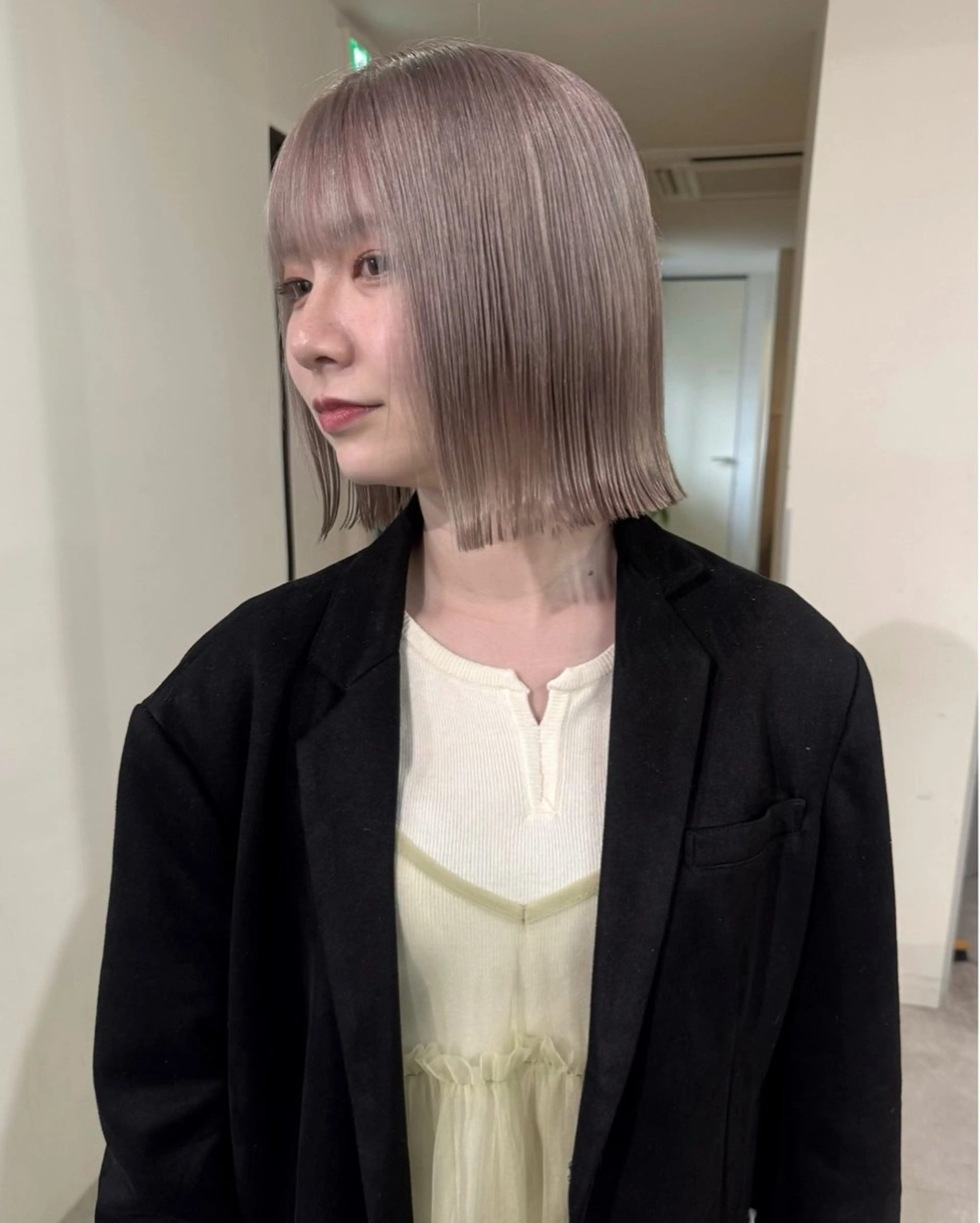 ミディアム カラー 切りっぱなしボブ ベージュカラー ブリーチ ハイトーンカラー ホワイトベージュ ヘアカラー トリートメント RAIMA ケアハイトーンのヘアスタイル
