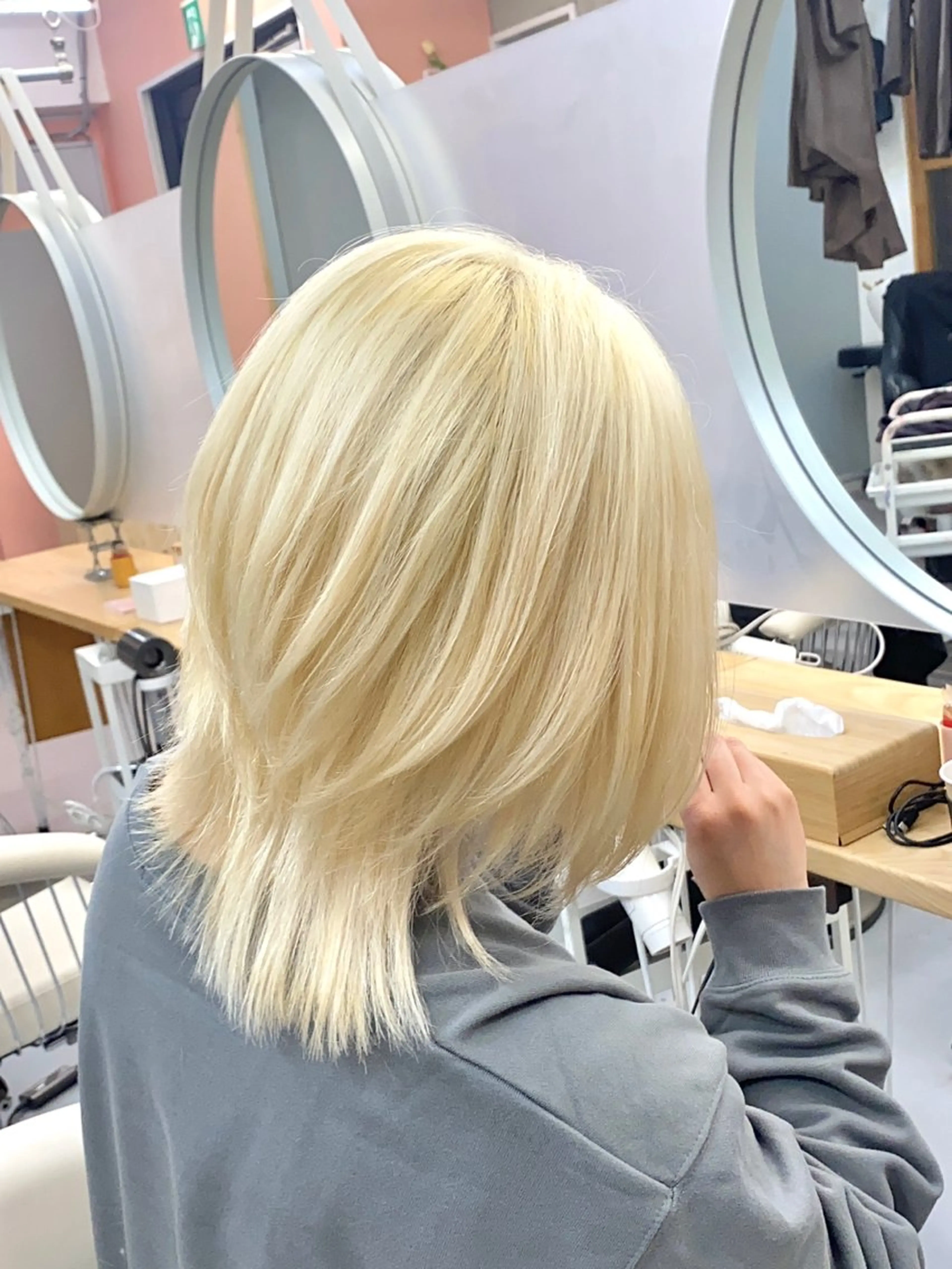 ミディアム カラー メンズ ケアブリーチ/ツヤ髪 /ハイトーン/西村のヘアスタイル