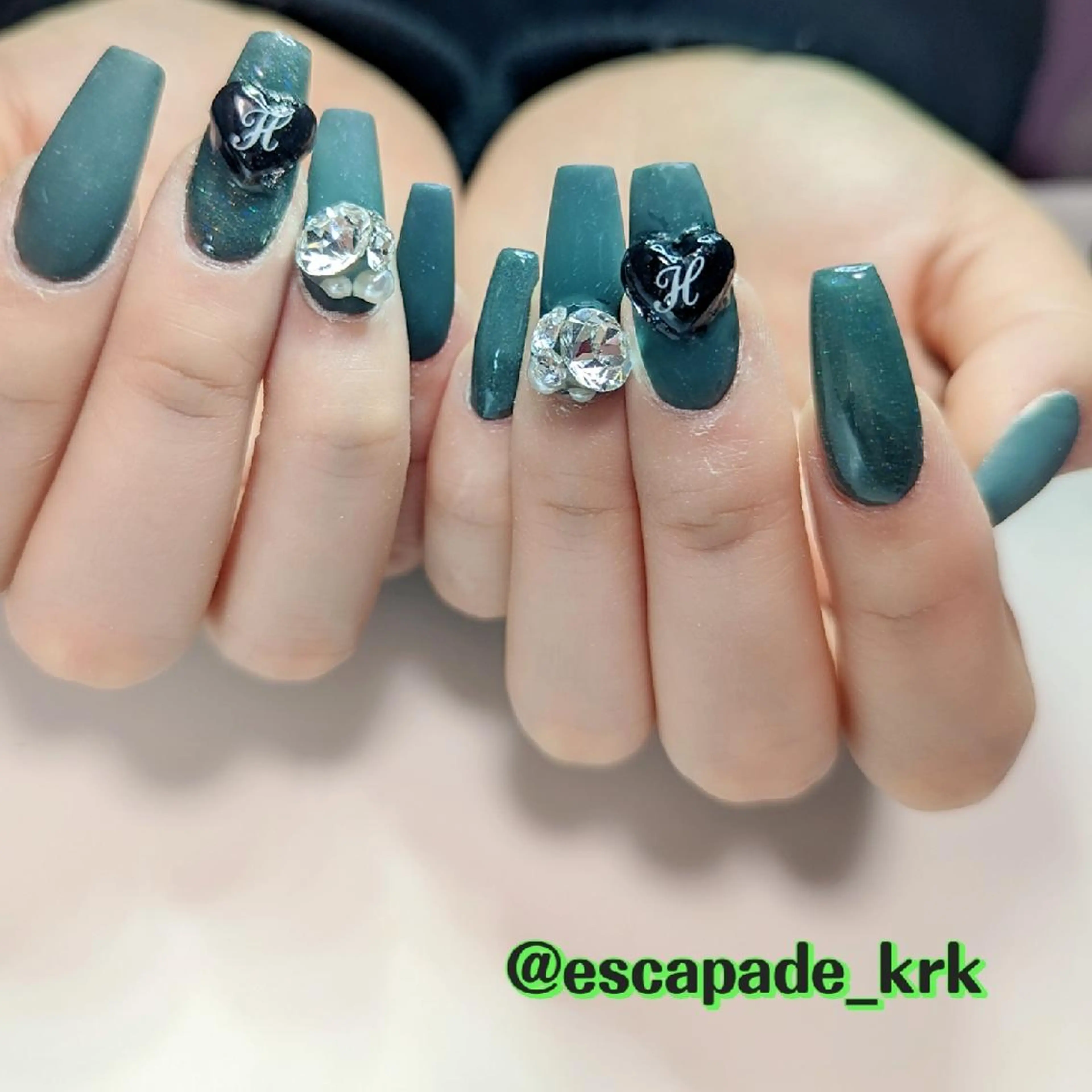 ミディアム ネイル クロキ 。のネイルデザイン