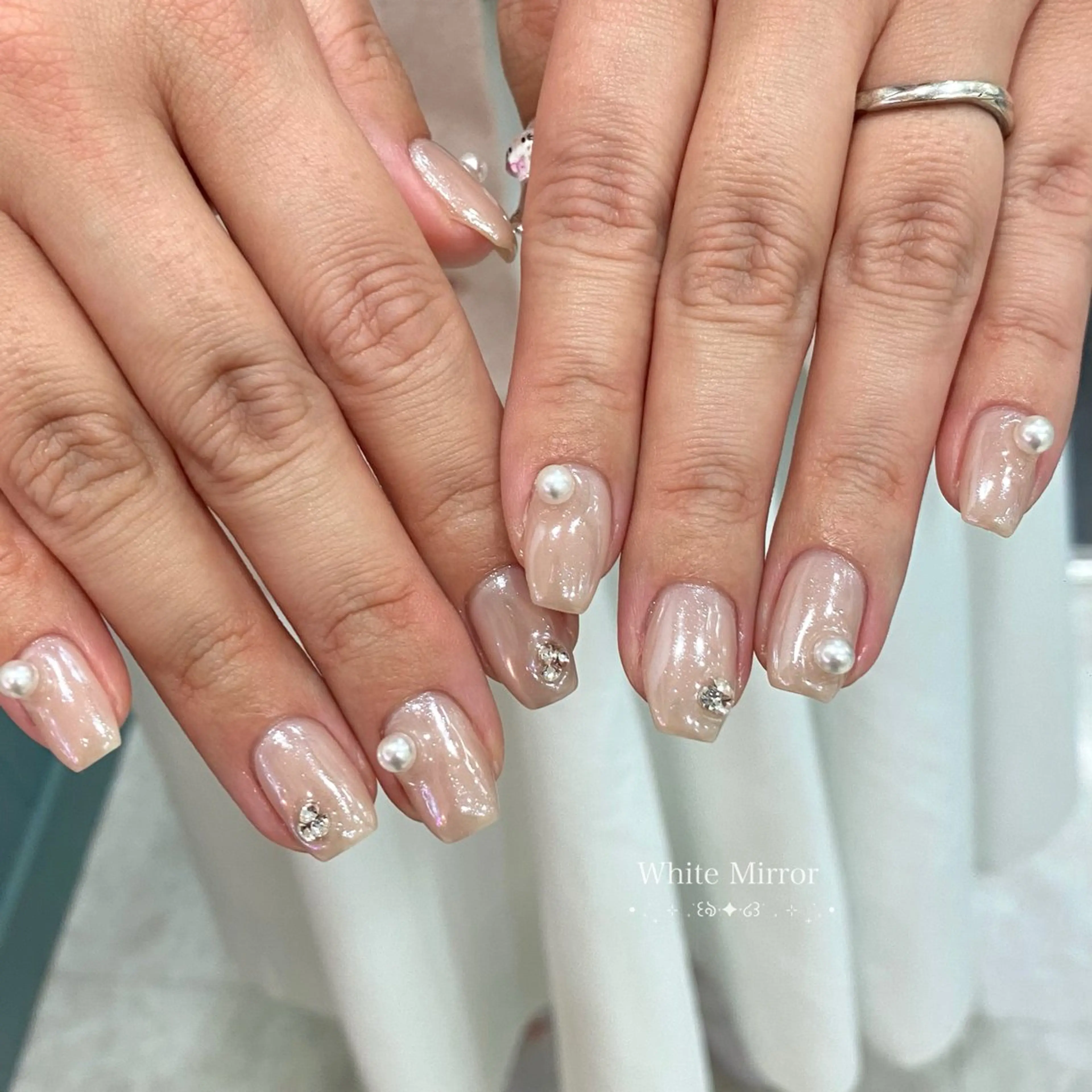 ネイル ミラーネイル ホワイト ハンドネイル 🎀FLORANZ 🎀MIKAのネイルデザイン