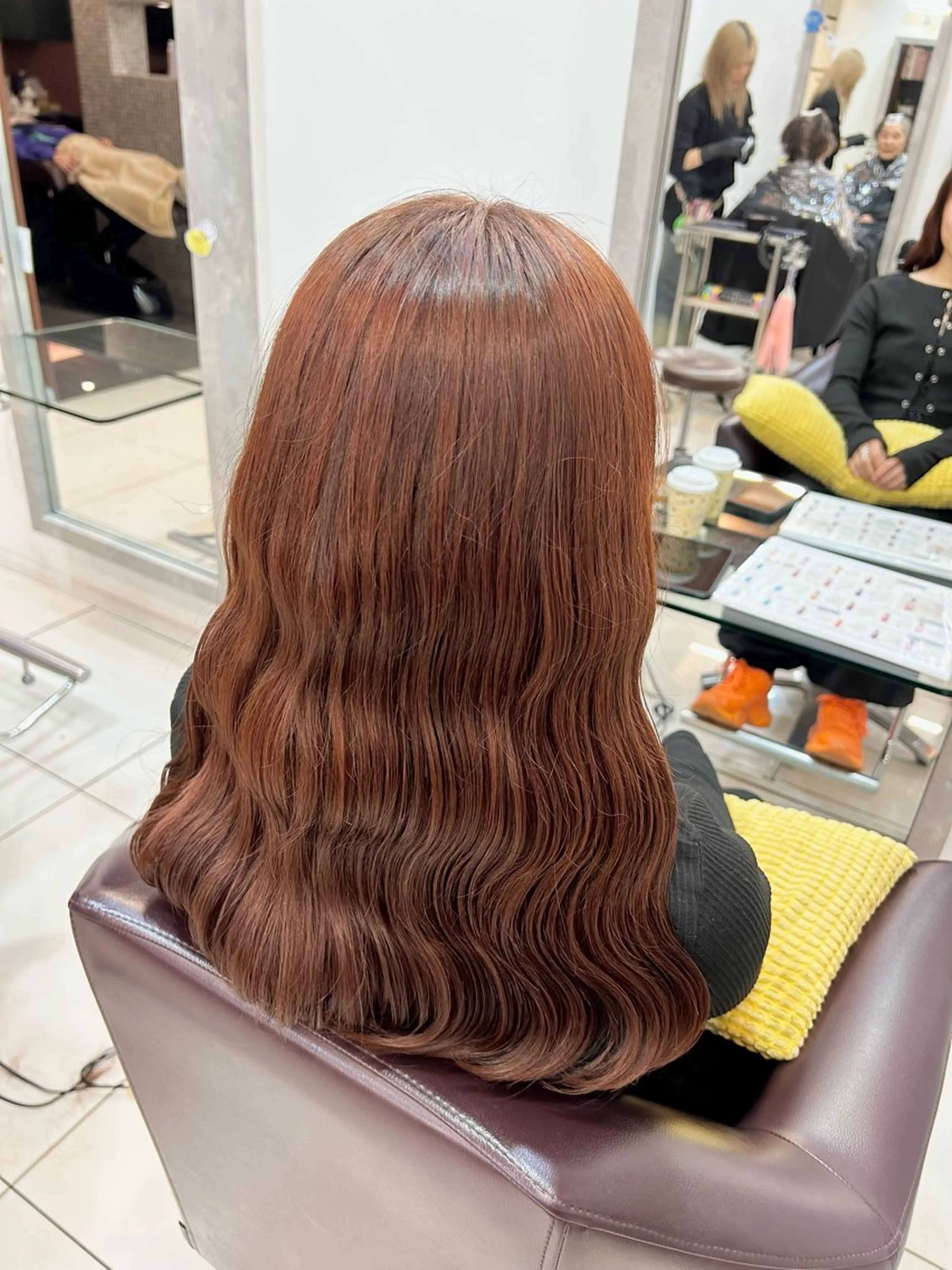 セミロング カラー ブリーチ ブラウンカラー ブリーチなしカラー オレンジ オレンジブラウン ヘアカラー トップスタイリスト 林すずかのヘアスタイル