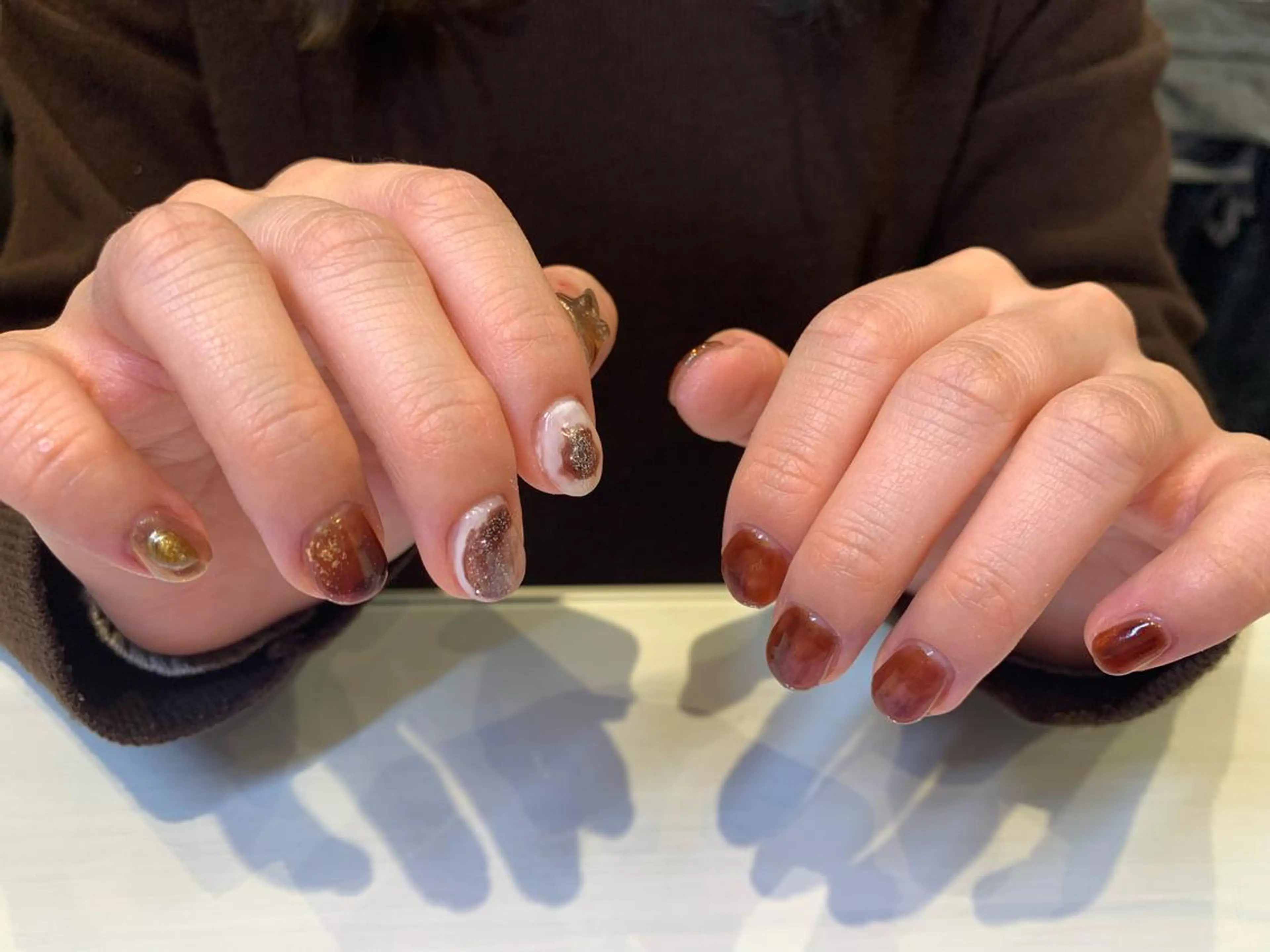 ネイル ブラウン 持ち込み マキノ ユイのネイルデザイン